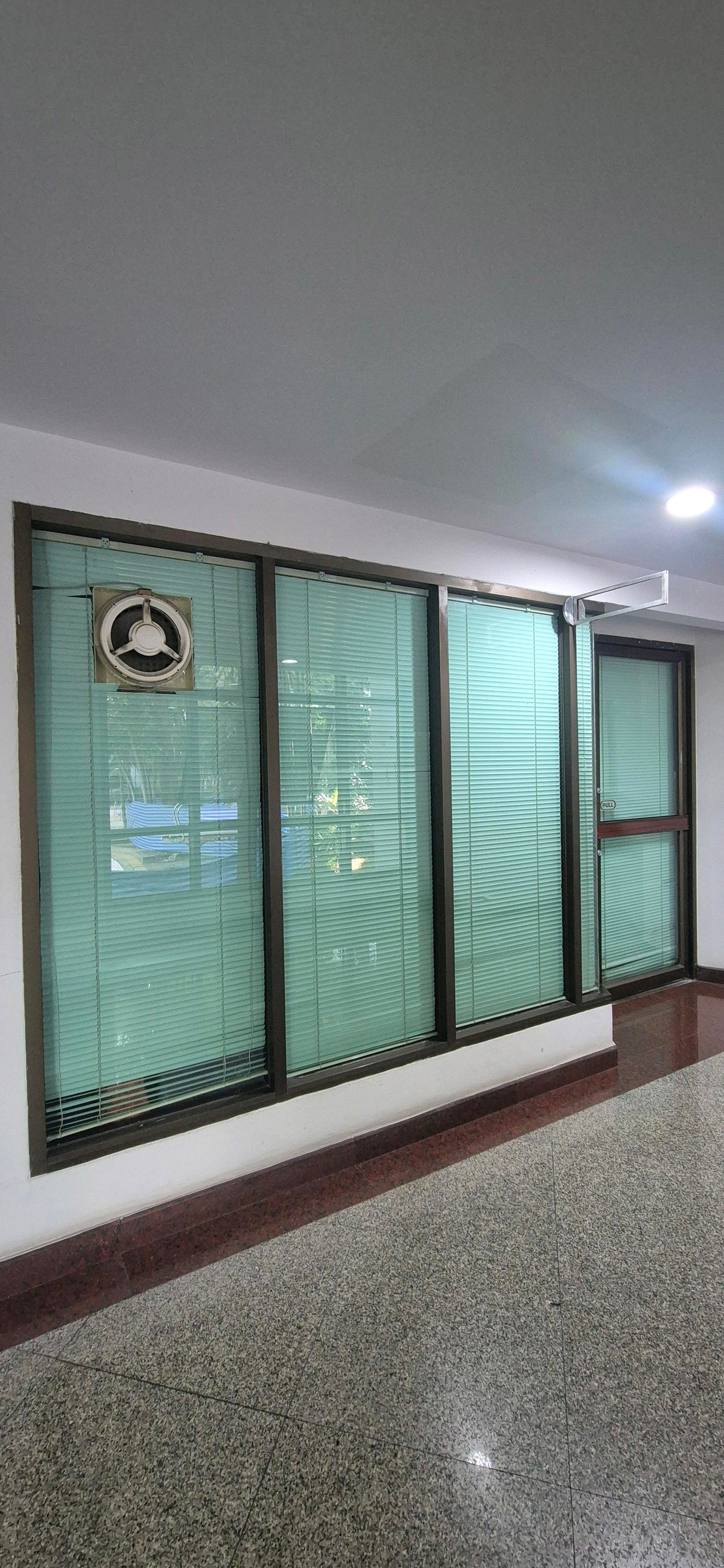 ขายร้านค้า/ตลาดนัดพัฒนาการ ศรีนครินทร์ : *ขายพื้นที่สำนักงานหรือร้านค้าใต้คอนโดฟลอร่าวิลล์ 2 ซอยพัฒนาการ 51 บรรยากาศร่มรื่น เงียบ สงบ การเดินทางสะดวก 