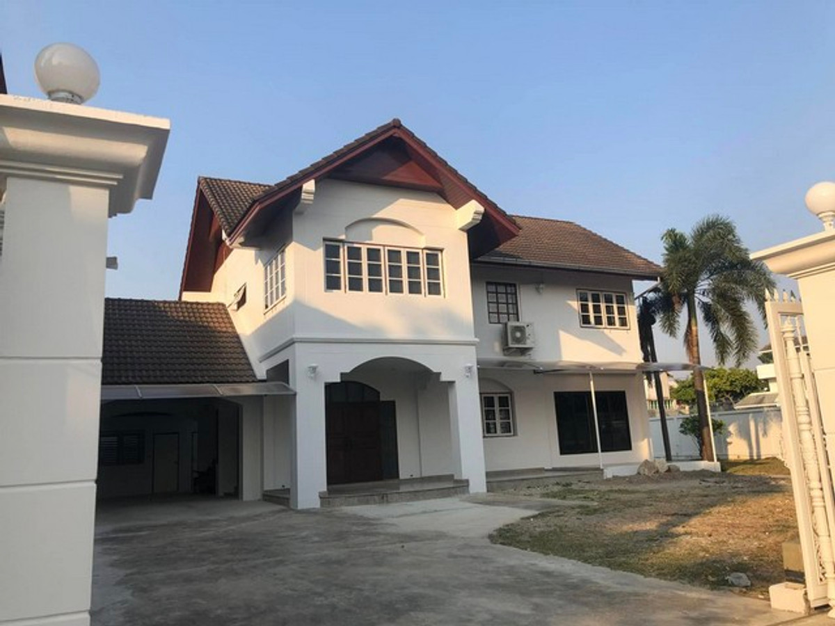For RentHouseKaset Nawamin,Ladplakao : HR3213 Single house for rent, area 208 sq m, Soi Lat Pla Khao 8, Lat Phrao District, parking for many cars. Suitable for an office