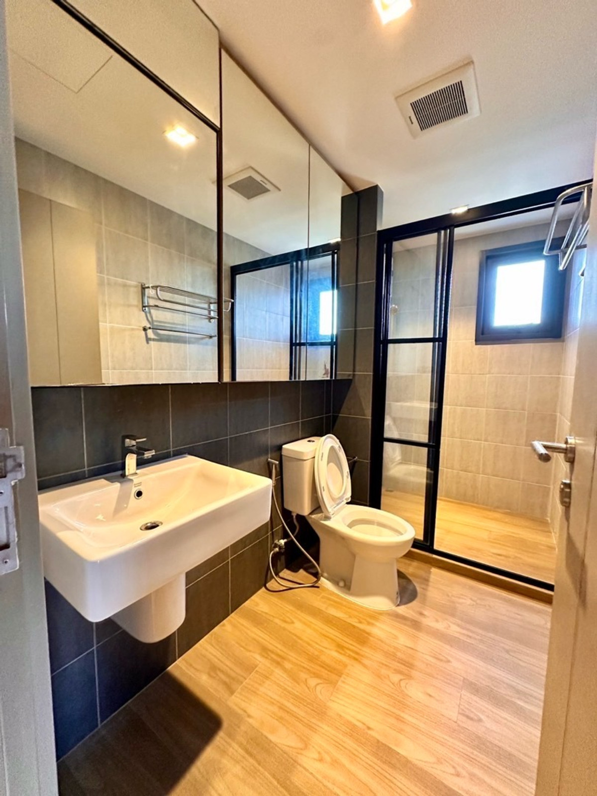 CondoRama9, Petchburi, RCA : Rent/Sell The Base Garden Rama9, fully furnished, beautiful room, ready to move in.