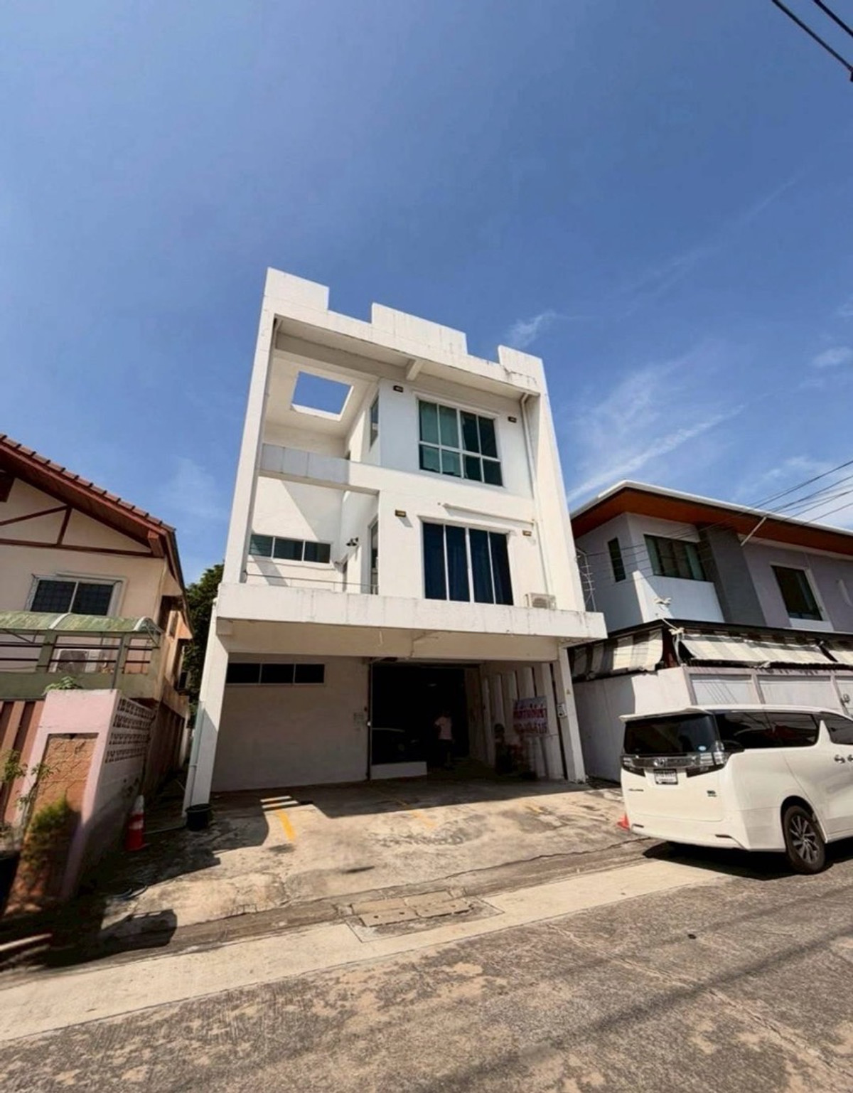 ให้เช่าโฮมออฟฟิศพระราม 9 เพชรบุรีตัดใหม่ RCA : 🏢 Home Office  750 ตร.ม. ให้เช่า | พระราม 9 – RCA3 ชั้น + ดาดฟ้า | พื้นที่ใหญ่ |  จดบริษัทได้ ✅