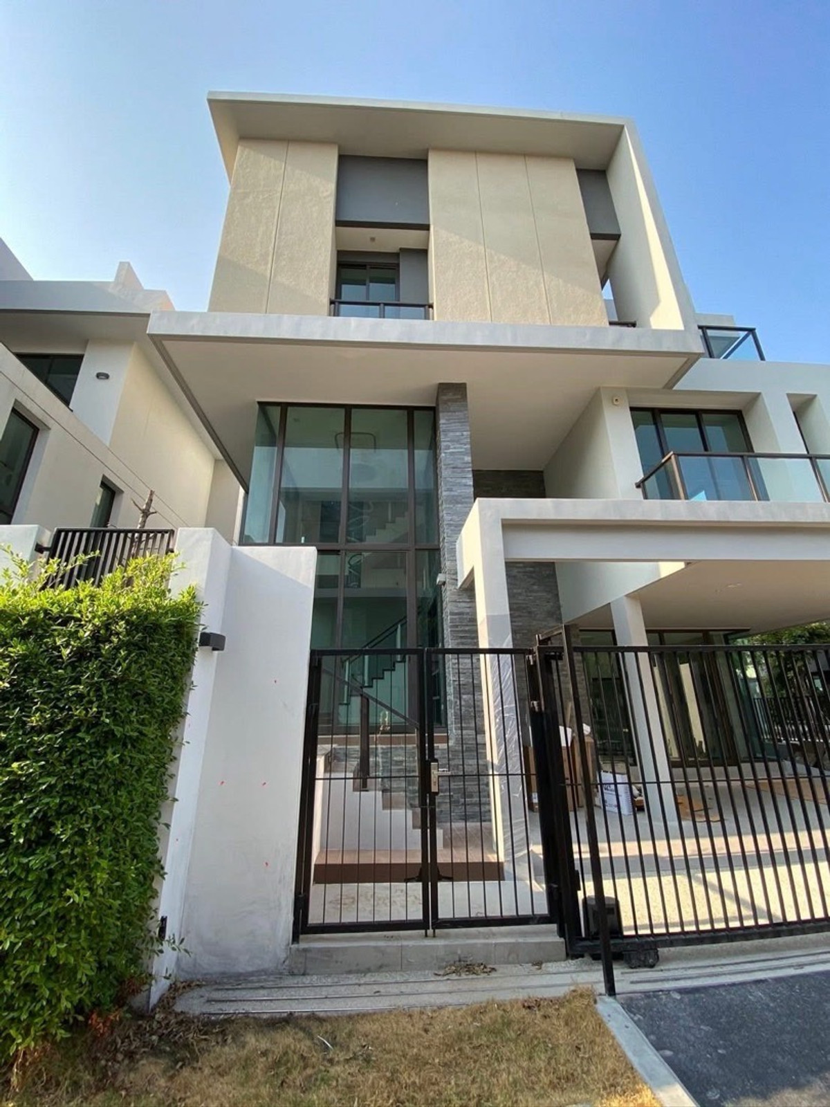 บ้านเลียบทางด่วนรามอินทรา : บ้านเดี่ยว หลังมุม แบบ Etna 4 ห้องนอน 3 ที่จอดรถ ราคาพิเศษ