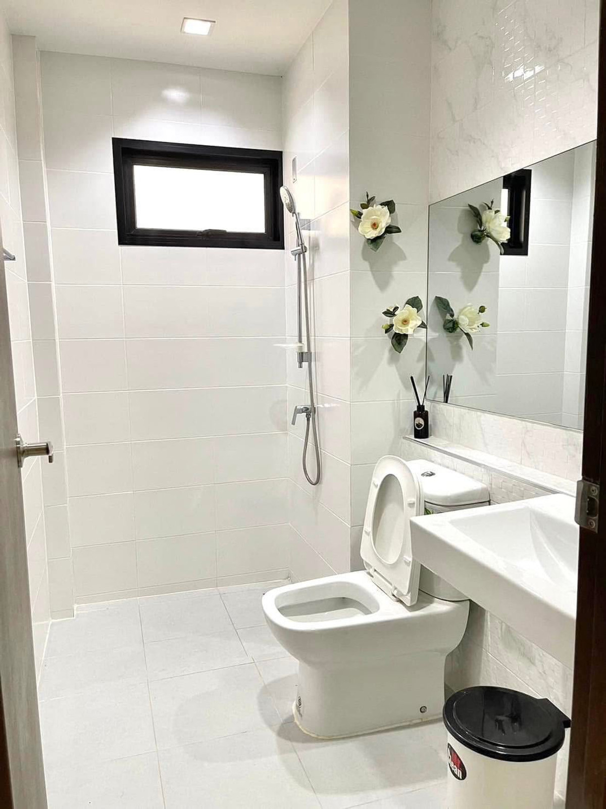 ให้เช่าบ้านปทุมธานี รังสิต ธรรมศาสตร์ : บ้านเดี่ยว 4ห้องนอน ห้องน้ำในตัวทั้งหมด ติดฟิวเจอร์ รังสิต เฟอร์นิเจอร์ครบ 10นาที ถึงสนามบิน