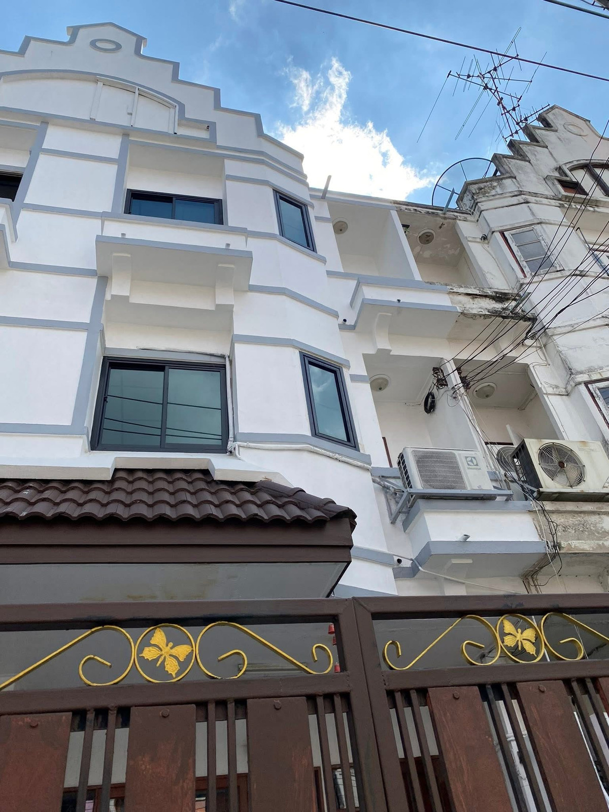For RentTownhomeBangna, Bearing, Lasalle : Townhome for rent Lallyville Village Soi Phatthana Community Near Khlong Prad Priang Temple and near BTS Sri Bearing.