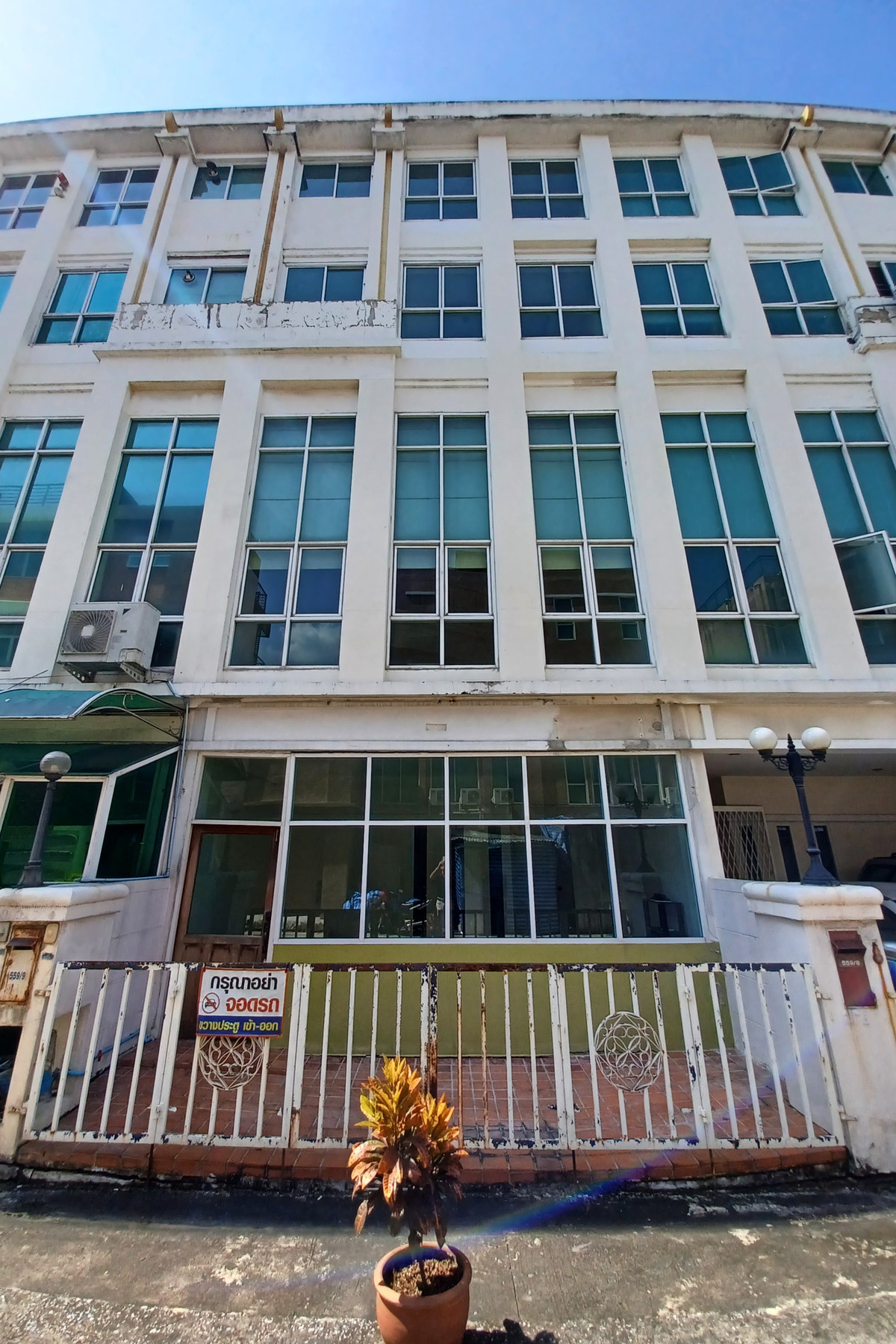 ขายโฮมออฟฟิศโชคชัย4 ลาดพร้าว71 : ขาย โฮมออฟฟิศ 4 ชั้นครึ่ง ปากซอยประดิษฐ์มนูธรรม 9 (ลาดพร้าว 73) เพิ่งปรับปรุงภายในใหม่ปี 2567