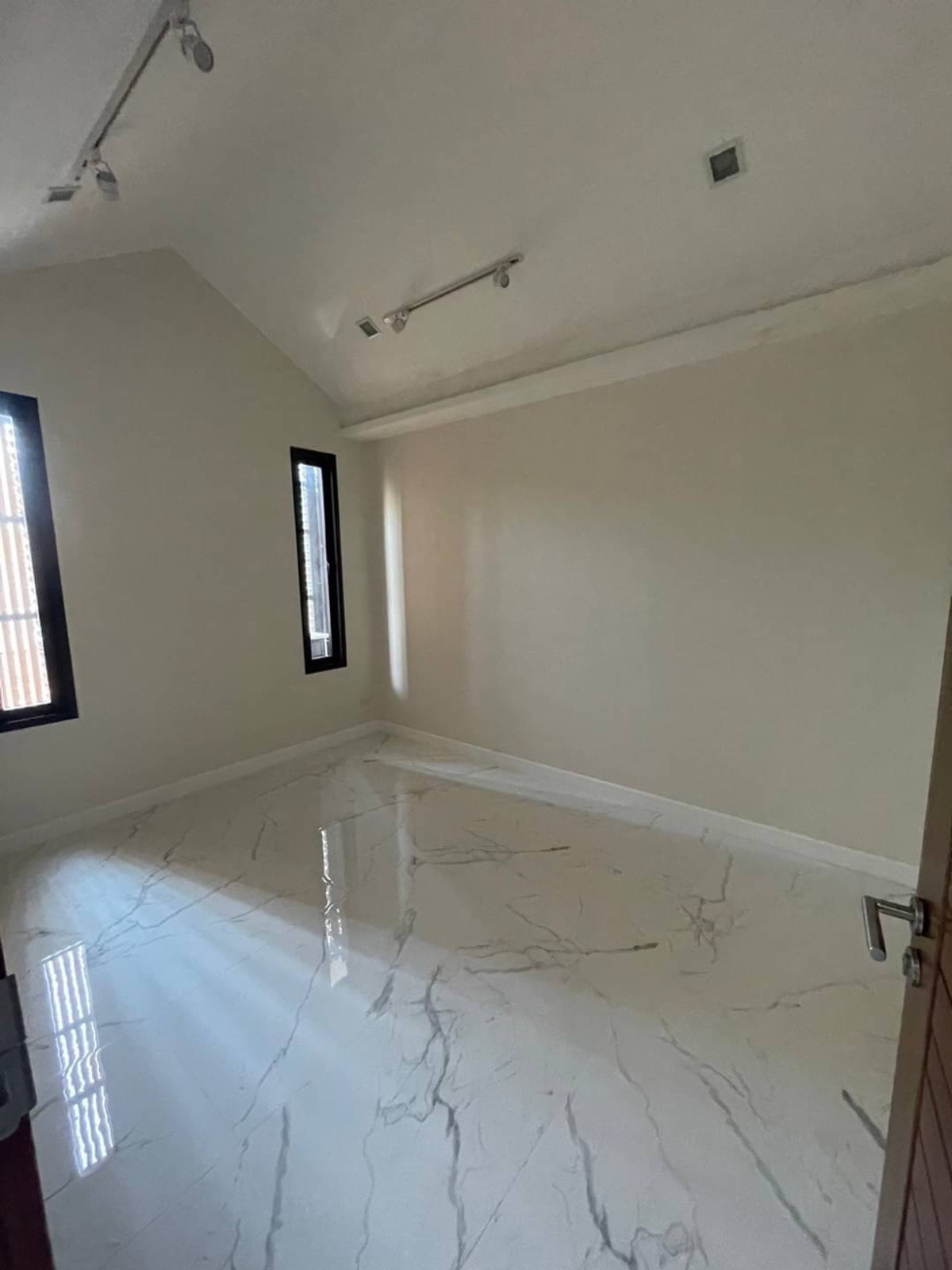 ให้เช่าทาวน์โฮมลาดพร้าว101 แฮปปี้แลนด์ : หมู่บ้านอยู่เจริญ / 3 ห้องนอน (เช่า), Mooban Yoocharoen / 3 Bedrooms (FOR RENT) BZD127