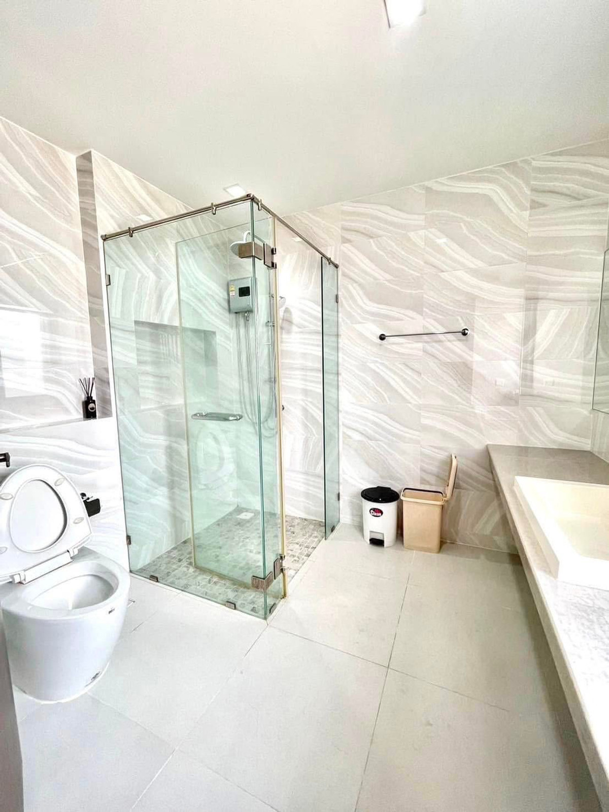 ให้เช่าบ้านปทุมธานี รังสิต ธรรมศาสตร์ : บ้านเดี่ยว 4ห้องนอน ห้องน้ำในตัวทั้งหมด ติดฟิวเจอร์ รังสิต เฟอร์นิเจอร์ครบ 10นาที ถึงสนามบิน