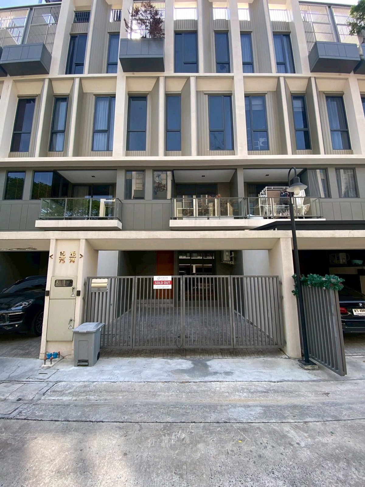 ให้เช่าทาวน์โฮมลาดพร้าว101 แฮปปี้แลนด์ : ทาวน์โฮม 3.5 ชั้น THER Ladprao 93 เปิดใหม่ไม่เคยเข้าอยู่ 3 นอน 4 น้ำ จอดรถ 2 คัน พื้นที่ 223 ตร.ม. โครงการ Private Luxury พร้อมรถรับ–ส่ง 24 ชม. ค่าเช่า 90,000 บ./ด. ติดต่อ ลูกเจี๊ยบ 065-536-5165