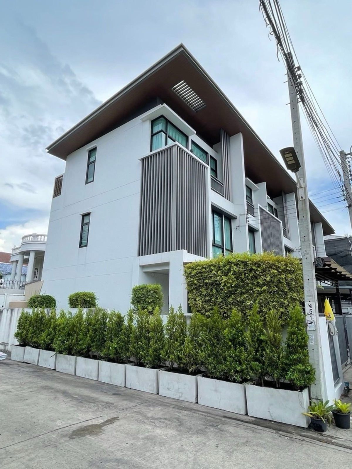 For SaleTownhomeLadprao, Central Ladprao : Corner 3-Storey Townhouse for Sale at Cozy Chokchai 4, 29 Sq.Wah