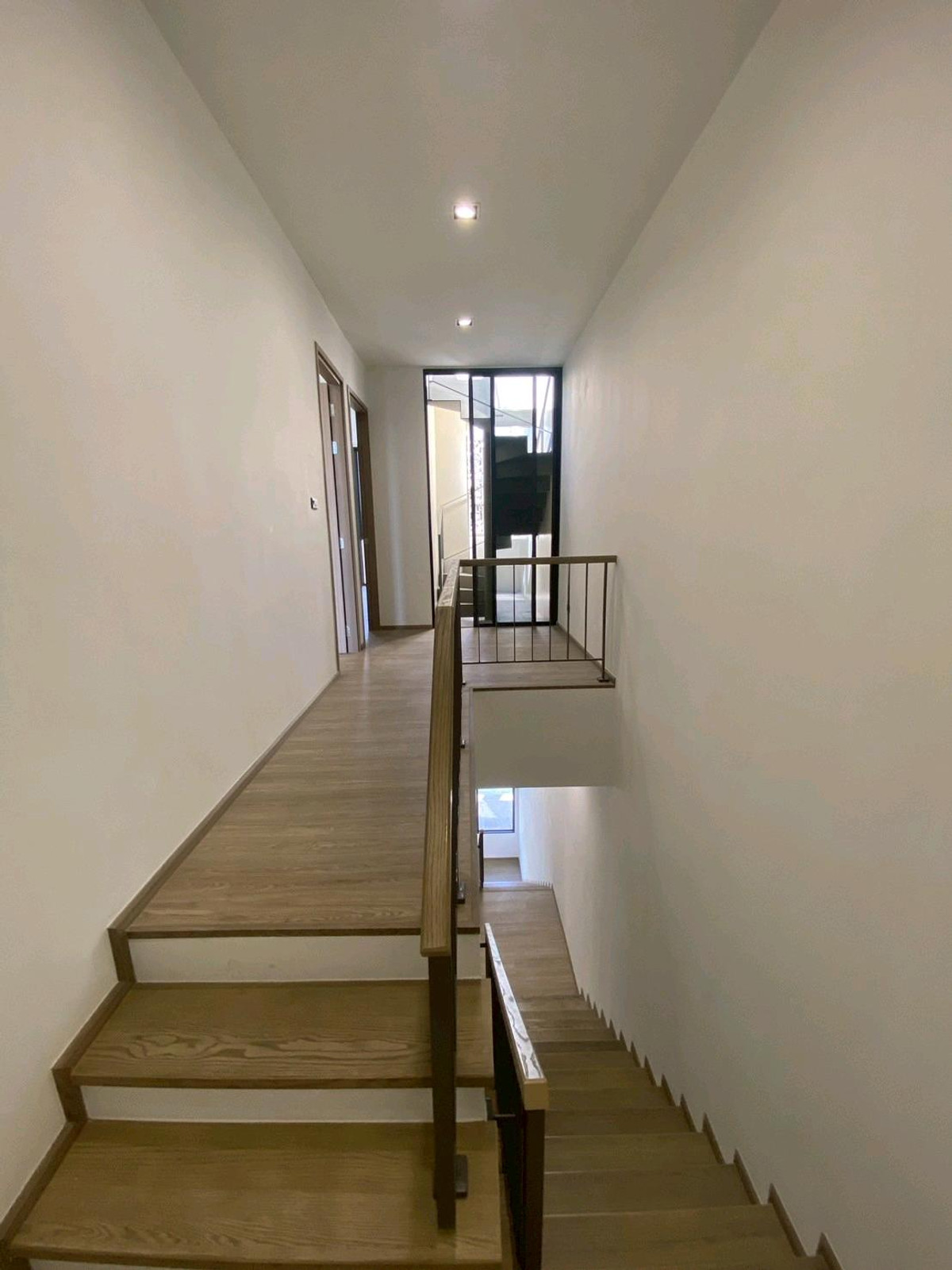 ให้เช่าทาวน์โฮมลาดพร้าว101 แฮปปี้แลนด์ : ทาวน์โฮม 3.5 ชั้น THER Ladprao 93 เปิดใหม่ไม่เคยเข้าอยู่ 3 นอน 4 น้ำ จอดรถ 2 คัน พื้นที่ 223 ตร.ม. โครงการ Private Luxury พร้อมรถรับ–ส่ง 24 ชม. ค่าเช่า 80,000 บ./ด. ติดต่อ ลูกเจี๊ยบ 065-536-5165