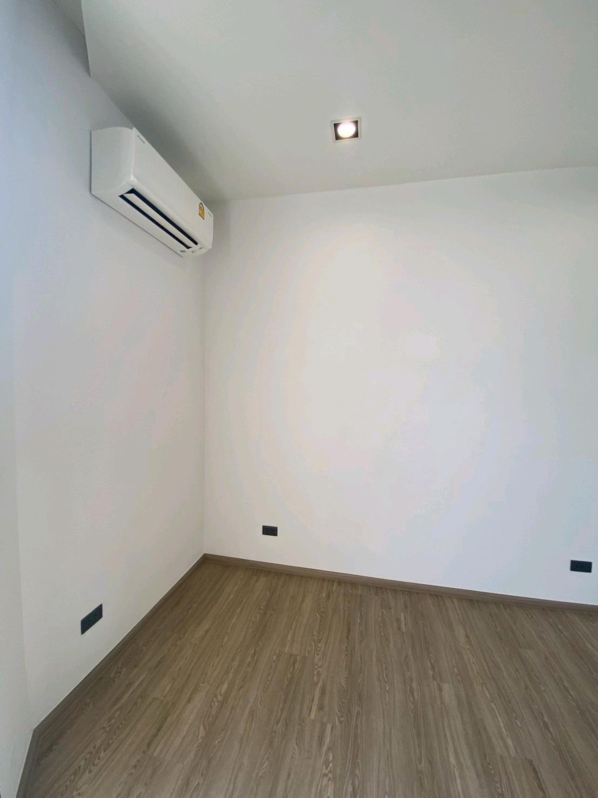 ให้เช่าทาวน์โฮมลาดพร้าว101 แฮปปี้แลนด์ : ทาวน์โฮม 3.5 ชั้น THER Ladprao 93 เปิดใหม่ไม่เคยเข้าอยู่ 3 นอน 4 น้ำ จอดรถ 2 คัน พื้นที่ 223 ตร.ม. โครงการ Private Luxury พร้อมรถรับ–ส่ง 24 ชม. ค่าเช่า 80,000 บ./ด. ติดต่อ ลูกเจี๊ยบ 065-536-5165