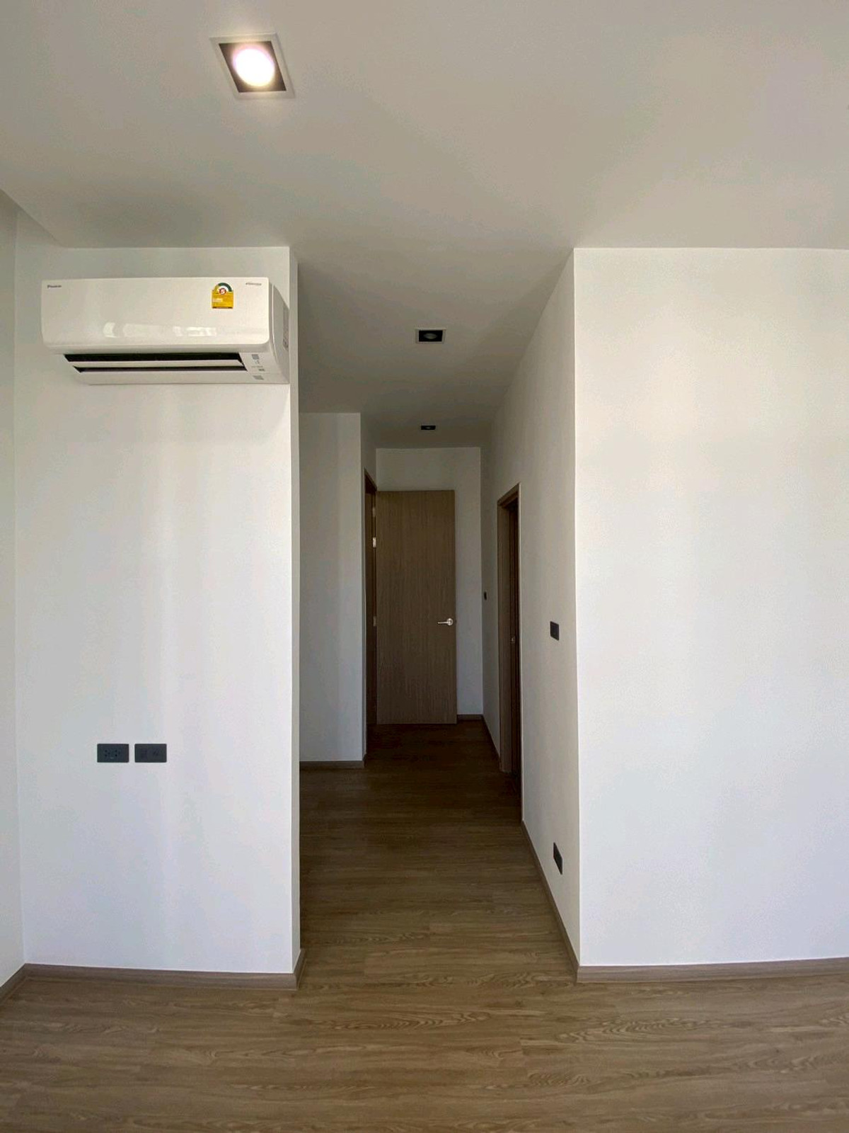 ให้เช่าทาวน์โฮมลาดพร้าว101 แฮปปี้แลนด์ : ทาวน์โฮม 3.5 ชั้น THER Ladprao 93 เปิดใหม่ไม่เคยเข้าอยู่ 3 นอน 4 น้ำ จอดรถ 2 คัน พื้นที่ 223 ตร.ม. โครงการ Private Luxury พร้อมรถรับ–ส่ง 24 ชม. ค่าเช่า 80,000 บ./ด. ติดต่อ ลูกเจี๊ยบ 065-536-5165