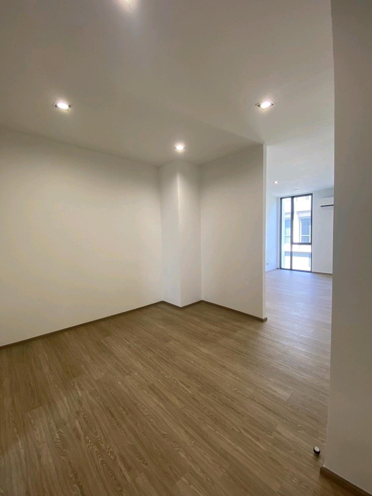 ให้เช่าทาวน์โฮมลาดพร้าว101 แฮปปี้แลนด์ : ทาวน์โฮม 3.5 ชั้น THER Ladprao 93 เปิดใหม่ไม่เคยเข้าอยู่ 3 นอน 4 น้ำ จอดรถ 2 คัน พื้นที่ 223 ตร.ม. โครงการ Private Luxury พร้อมรถรับ–ส่ง 24 ชม. ค่าเช่า 80,000 บ./ด. ติดต่อ ลูกเจี๊ยบ 065-536-5165