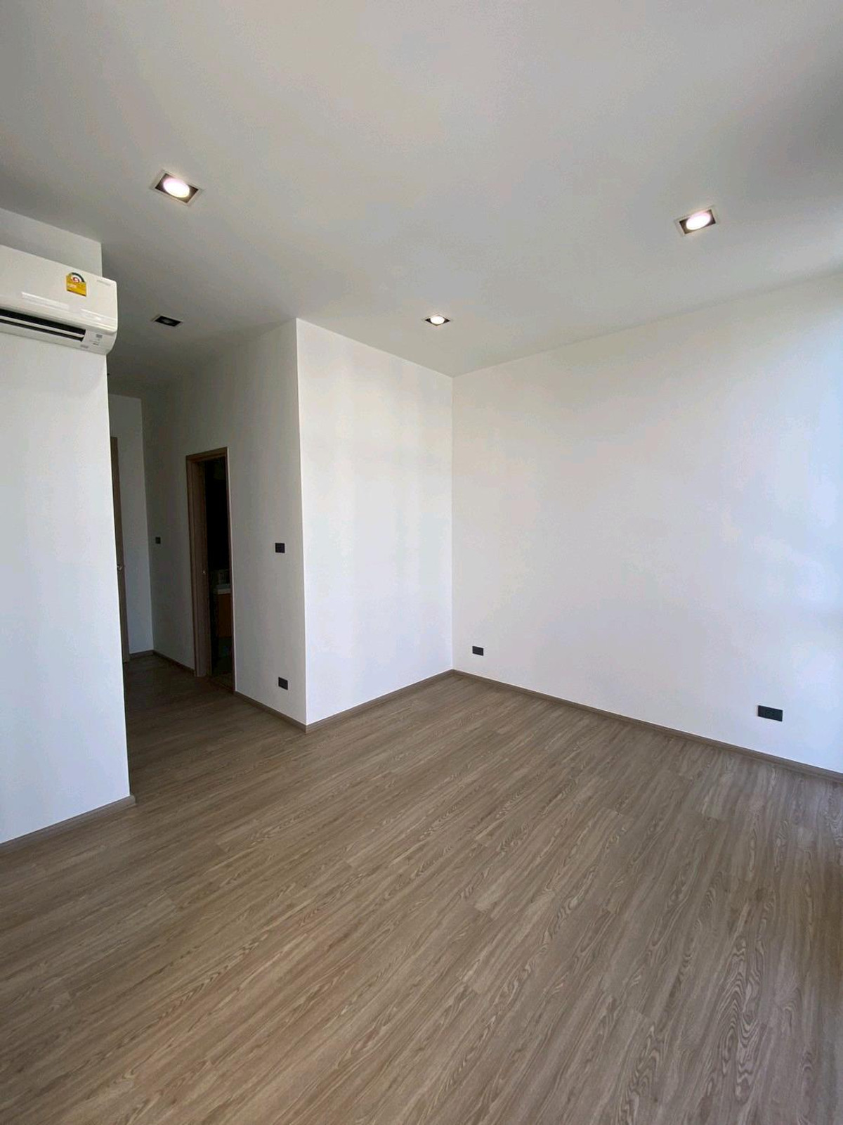 ให้เช่าทาวน์โฮมลาดพร้าว101 แฮปปี้แลนด์ : ทาวน์โฮม 3.5 ชั้น THER Ladprao 93 เปิดใหม่ไม่เคยเข้าอยู่ 3 นอน 4 น้ำ จอดรถ 2 คัน พื้นที่ 223 ตร.ม. โครงการ Private Luxury พร้อมรถรับ–ส่ง 24 ชม. ค่าเช่า 80,000 บ./ด. ติดต่อ ลูกเจี๊ยบ 065-536-5165