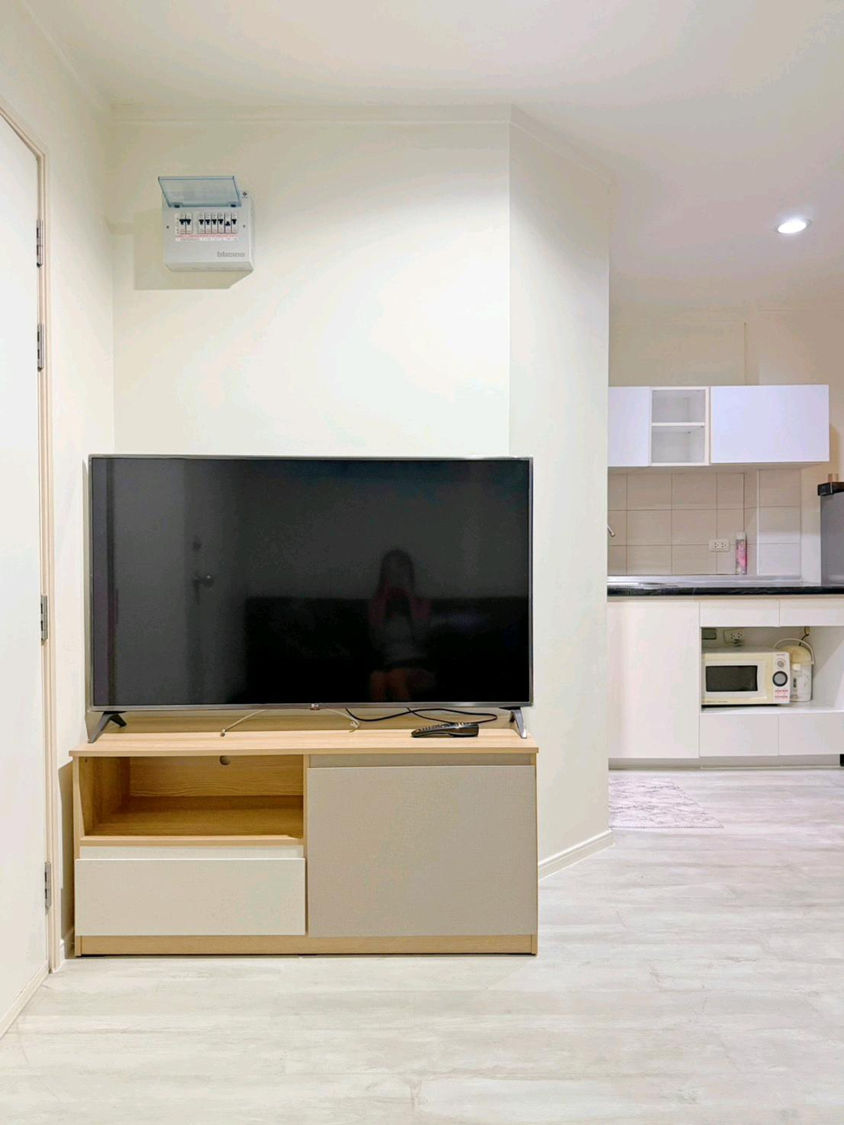 For RentCondo : ห้องใหม่อยู่คนแรกเลยจร้า!!!!!!!!
Lumpini Ville Wongamat🌴ลุมพินี วิลล์ วงศ์อมาตย์ พัทยา ใกล้ terminal21
ขนาด: 27 ตรม ชั้น: 9 ตึก: A
1 ห้องนอน | 1 ห้องน้ำ 🏬วิวถนนนาเกลือ
ห้องนั่งเล่น | ห้องครัวปิด | ระเบียง
พร้อมเฟอร์นิเจอร์และเครื่องใช้ไฟฟ้าครบ
ให้เช่าเ