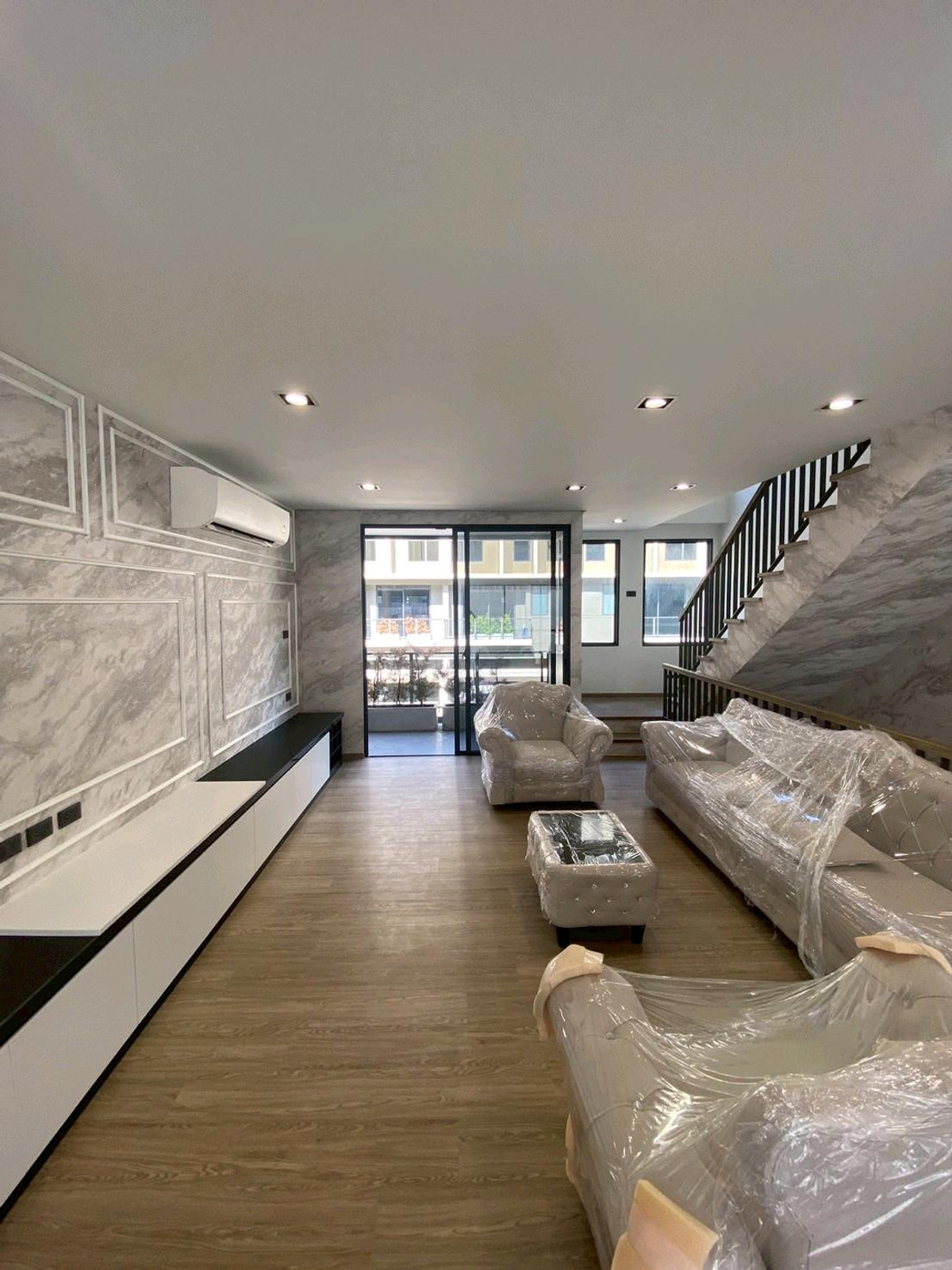 ให้เช่าทาวน์โฮมลาดพร้าว101 แฮปปี้แลนด์ : ทาวน์โฮม 3.5 ชั้น THER Ladprao 93 เปิดใหม่ไม่เคยเข้าอยู่ 3 นอน 4 น้ำ จอดรถ 2 คัน พื้นที่ 223 ตร.ม. โครงการ Private Luxury พร้อมรถรับ–ส่ง 24 ชม. ค่าเช่า 80,000 บ./ด. ติดต่อ ลูกเจี๊ยบ 065-536-5165