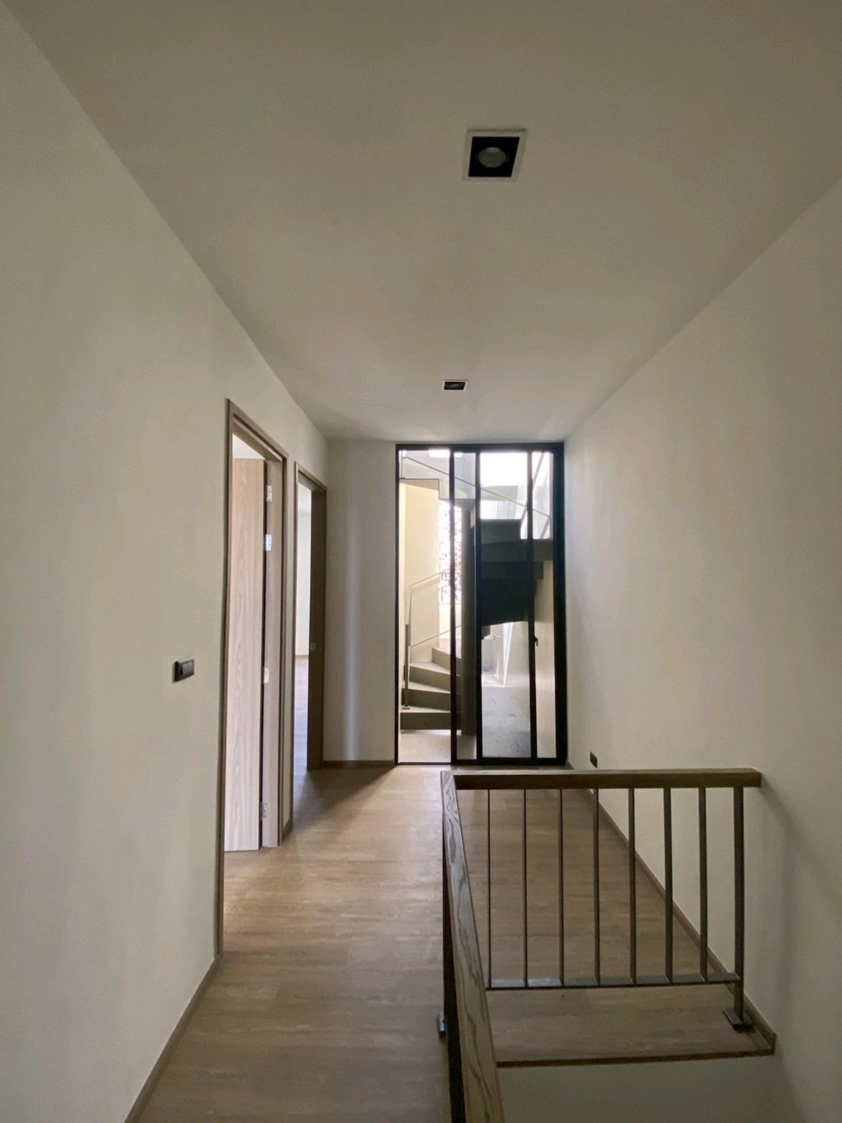 ให้เช่าทาวน์โฮมลาดพร้าว101 แฮปปี้แลนด์ : ทาวน์โฮม 3.5 ชั้น THER Ladprao 93 เปิดใหม่ไม่เคยเข้าอยู่ 3 นอน 4 น้ำ จอดรถ 2 คัน พื้นที่ 223 ตร.ม. โครงการ Private Luxury พร้อมรถรับ–ส่ง 24 ชม. ค่าเช่า 80,000 บ./ด. ติดต่อ ลูกเจี๊ยบ 065-536-5165