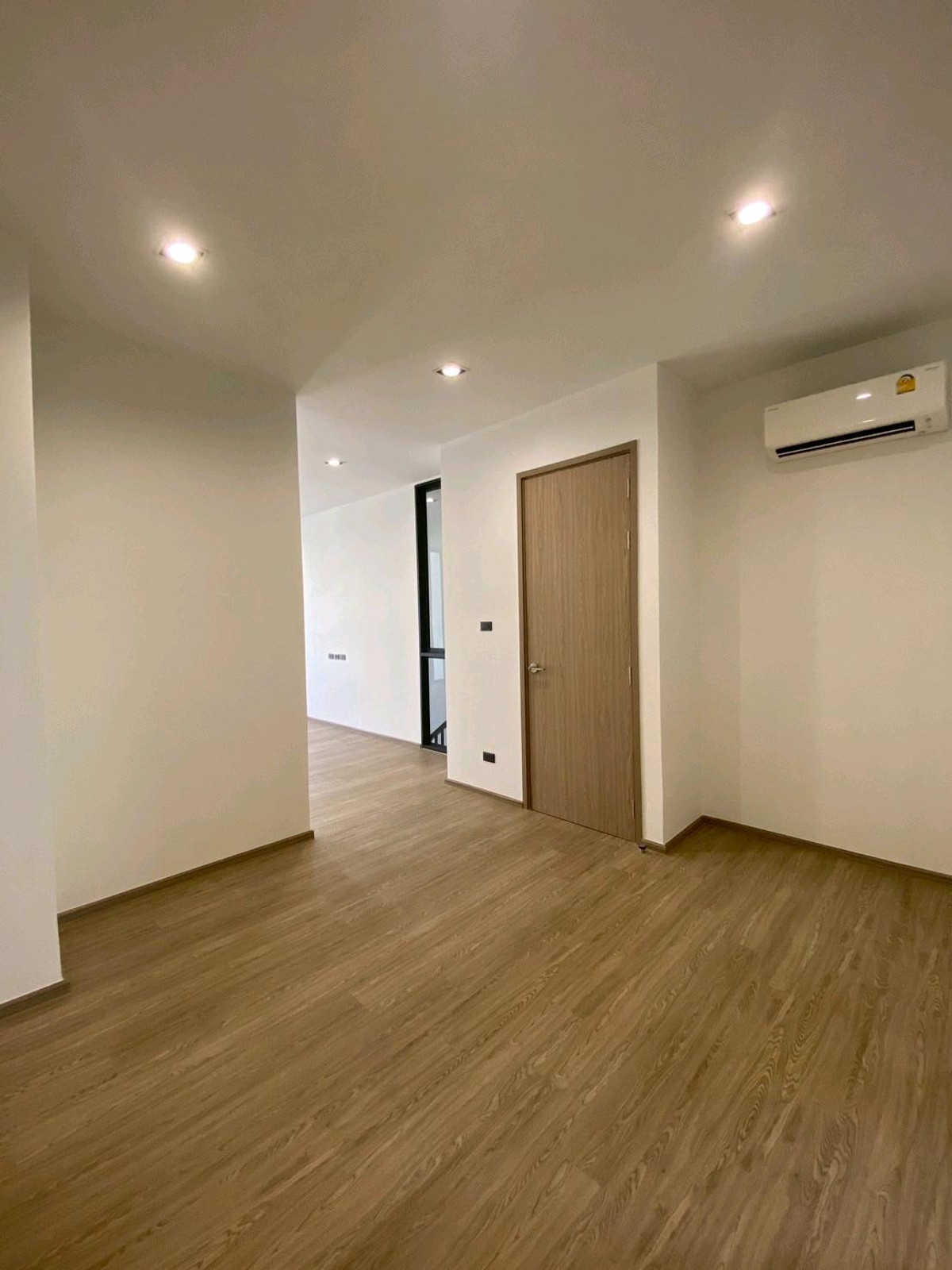 ให้เช่าทาวน์โฮมลาดพร้าว101 แฮปปี้แลนด์ : ทาวน์โฮม 3.5 ชั้น THER Ladprao 93 เปิดใหม่ไม่เคยเข้าอยู่ 3 นอน 4 น้ำ จอดรถ 2 คัน พื้นที่ 223 ตร.ม. โครงการ Private Luxury พร้อมรถรับ–ส่ง 24 ชม. ค่าเช่า 80,000 บ./ด. ติดต่อ ลูกเจี๊ยบ 065-536-5165