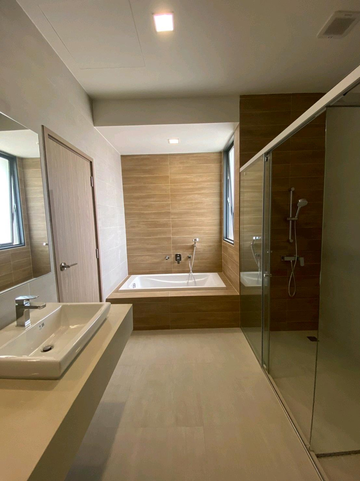 ให้เช่าทาวน์โฮมลาดพร้าว101 แฮปปี้แลนด์ : ทาวน์โฮม 3.5 ชั้น THER Ladprao 93 เปิดใหม่ไม่เคยเข้าอยู่ 3 นอน 4 น้ำ จอดรถ 2 คัน พื้นที่ 223 ตร.ม. โครงการ Private Luxury พร้อมรถรับ–ส่ง 24 ชม. ค่าเช่า 80,000 บ./ด. ติดต่อ ลูกเจี๊ยบ 065-536-5165