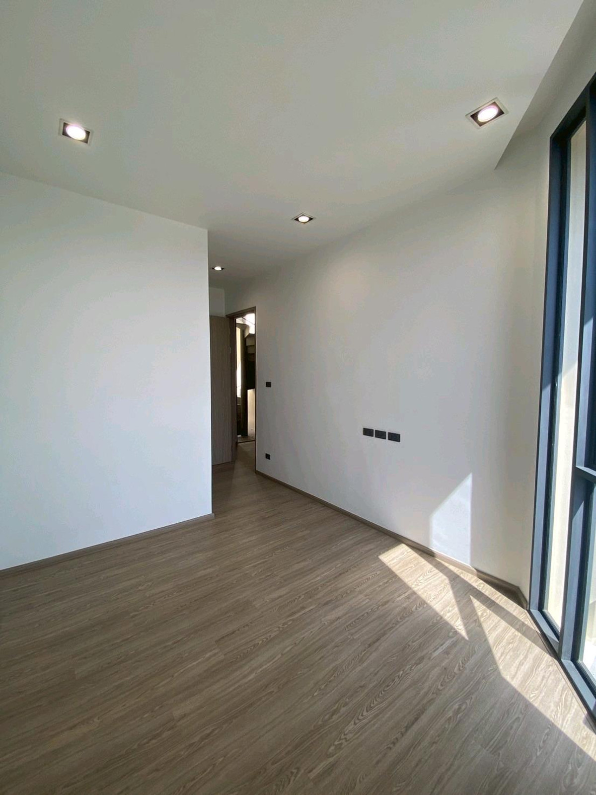 ให้เช่าทาวน์โฮมลาดพร้าว101 แฮปปี้แลนด์ : ทาวน์โฮม 3.5 ชั้น THER Ladprao 93 เปิดใหม่ไม่เคยเข้าอยู่ 3 นอน 4 น้ำ จอดรถ 2 คัน พื้นที่ 223 ตร.ม. โครงการ Private Luxury พร้อมรถรับ–ส่ง 24 ชม. ค่าเช่า 80,000 บ./ด. ติดต่อ ลูกเจี๊ยบ 065-536-5165