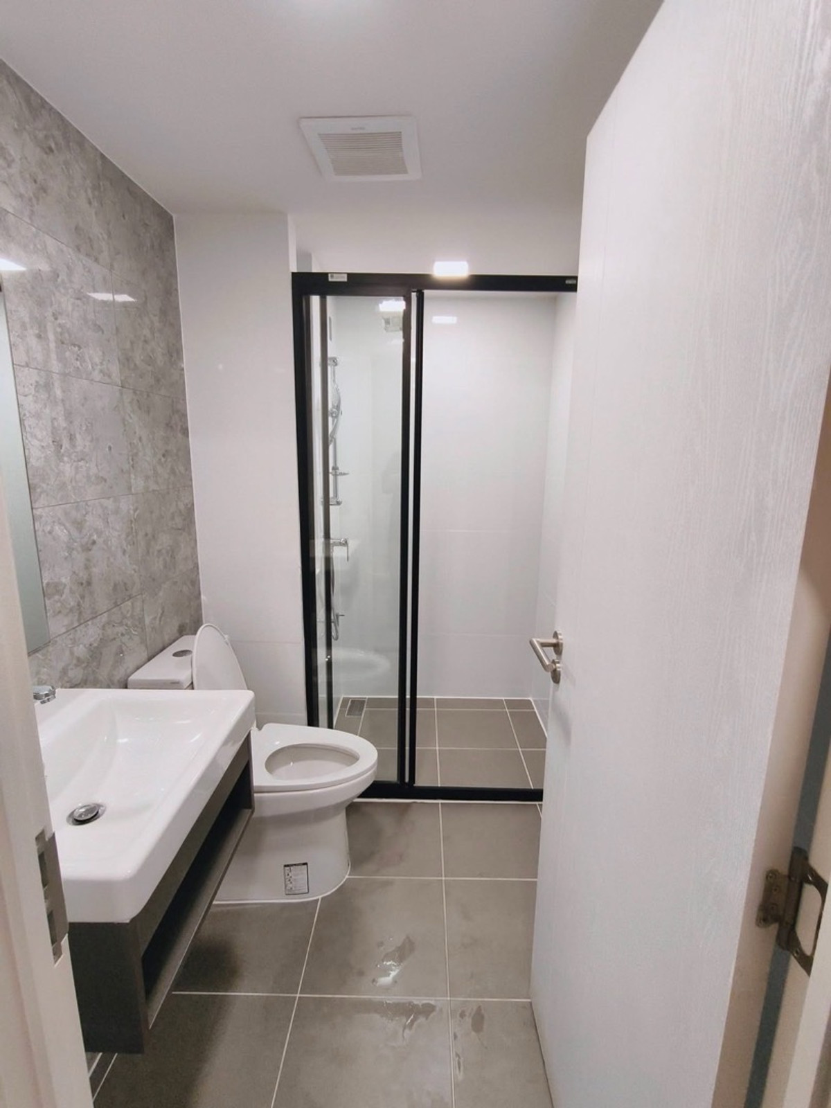 ให้เช่าคอนโดบางนา แบริ่ง ลาซาล : ห้องใหม่ไม่เคยผ่านผู้เช่า ให้เช่า คอนโด Atmoz Tropicana Bangna (แอทโมซ ทรอปิคาน่า บางนา) ขนาดห้อง : 26ตร.ม ชั้น : 6 ตึก/อาคาร : A ราคา : 10,000 บาท สถานที่ใกล้เคียง : รถไฟฟ้าสายสีเหลือง