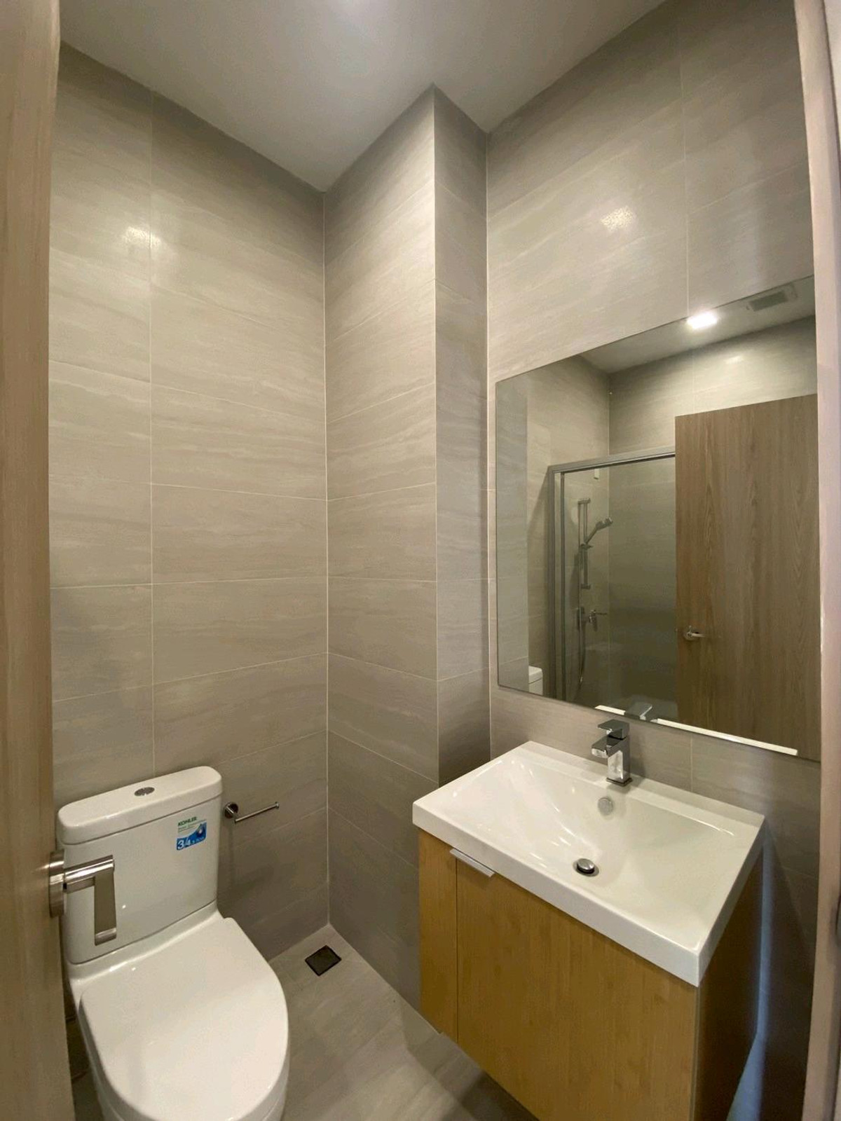 ให้เช่าทาวน์โฮมลาดพร้าว101 แฮปปี้แลนด์ : ทาวน์โฮม 3.5 ชั้น THER Ladprao 93 เปิดใหม่ไม่เคยเข้าอยู่ 3 นอน 4 น้ำ จอดรถ 2 คัน พื้นที่ 223 ตร.ม. โครงการ Private Luxury พร้อมรถรับ–ส่ง 24 ชม. ค่าเช่า 80,000 บ./ด. ติดต่อ ลูกเจี๊ยบ 065-536-5165