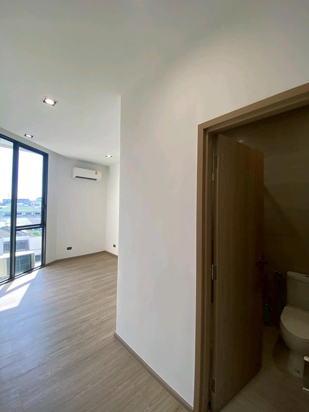 ให้เช่าทาวน์โฮมลาดพร้าว101 แฮปปี้แลนด์ : ทาวน์โฮม 3.5 ชั้น THER Ladprao 93 เปิดใหม่ไม่เคยเข้าอยู่ 3 นอน 4 น้ำ จอดรถ 2 คัน พื้นที่ 223 ตร.ม. โครงการ Private Luxury พร้อมรถรับ–ส่ง 24 ชม. ค่าเช่า 80,000 บ./ด. ติดต่อ ลูกเจี๊ยบ 065-536-5165