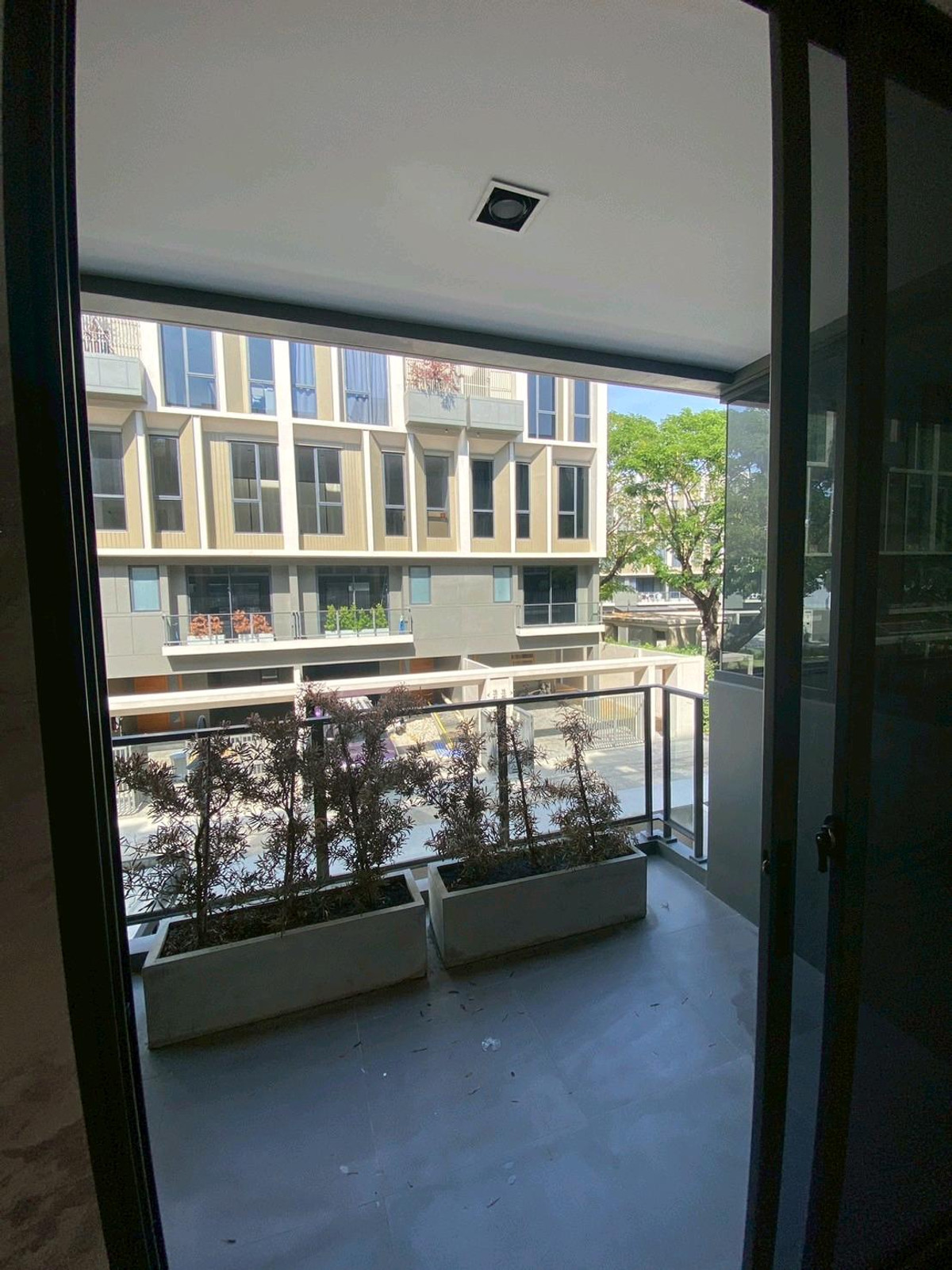 ให้เช่าทาวน์โฮมลาดพร้าว101 แฮปปี้แลนด์ : ทาวน์โฮม 3.5 ชั้น THER Ladprao 93 เปิดใหม่ไม่เคยเข้าอยู่ 3 นอน 4 น้ำ จอดรถ 2 คัน พื้นที่ 223 ตร.ม. โครงการ Private Luxury พร้อมรถรับ–ส่ง 24 ชม. ค่าเช่า 80,000 บ./ด. ติดต่อ ลูกเจี๊ยบ 065-536-5165