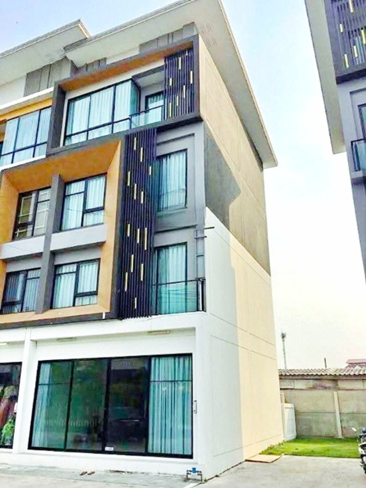 ให้เช่าทาวน์โฮมบางนา แบริ่ง ลาซาล : 4นอน 4น้ำ สนามบินสุวรรณภูมิ 3 กม. บางนา-ตราด 17 ตร.วา. 270 ตร.ม. บางนา-กิ่งแก้ว โฮมโปร สุวรรณภูมิ 1 กม. ให้เช่าอาคารพาณิชย์ 4ชั้น ฟังก์ชัน