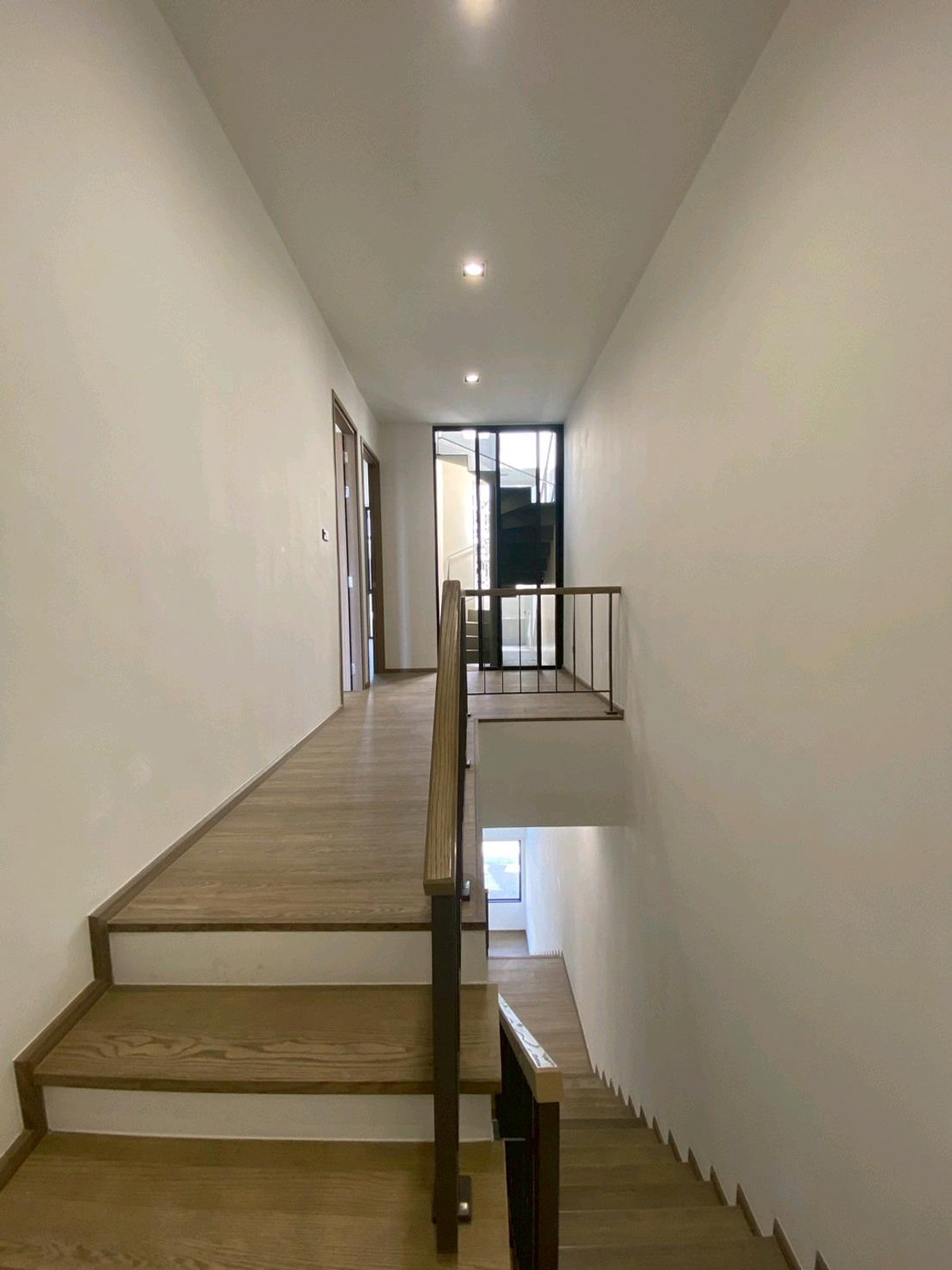 ให้เช่าทาวน์โฮมลาดพร้าว101 แฮปปี้แลนด์ : ทาวน์โฮม 3.5 ชั้น THER Ladprao 93 เปิดใหม่ไม่เคยเข้าอยู่ 3 นอน 4 น้ำ จอดรถ 2 คัน พื้นที่ 223 ตร.ม. โครงการ Private Luxury พร้อมรถรับ–ส่ง 24 ชม. ค่าเช่า 80,000 บ./ด. ติดต่อ ลูกเจี๊ยบ 065-536-5165