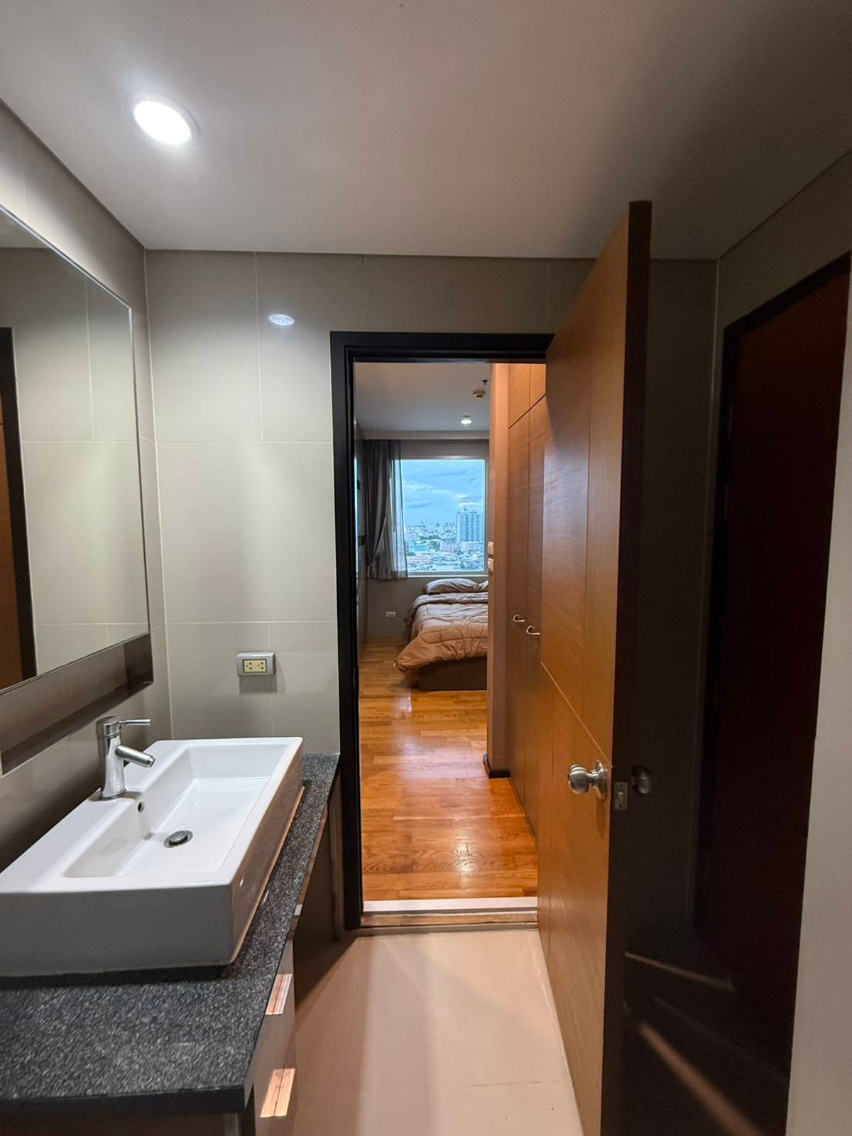 For RentCondoWongwianyai, Charoennakor : 🔥Beautiful room, good view, Villa Sathorn 2bedroom 2bathroom 🚗 Fixed parking, high floor, fully furnished, ready to move in, next to BTS Krung Thonburi 0 meters  