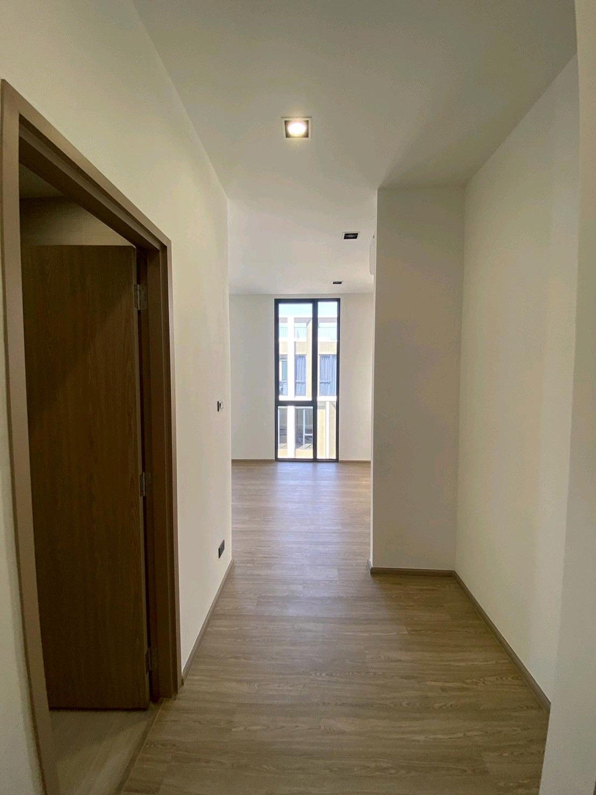 ให้เช่าทาวน์โฮมลาดพร้าว101 แฮปปี้แลนด์ : ทาวน์โฮม 3.5 ชั้น THER Ladprao 93 เปิดใหม่ไม่เคยเข้าอยู่ 3 นอน 4 น้ำ จอดรถ 2 คัน พื้นที่ 223 ตร.ม. โครงการ Private Luxury พร้อมรถรับ–ส่ง 24 ชม. ค่าเช่า 80,000 บ./ด. ติดต่อ ลูกเจี๊ยบ 065-536-5165