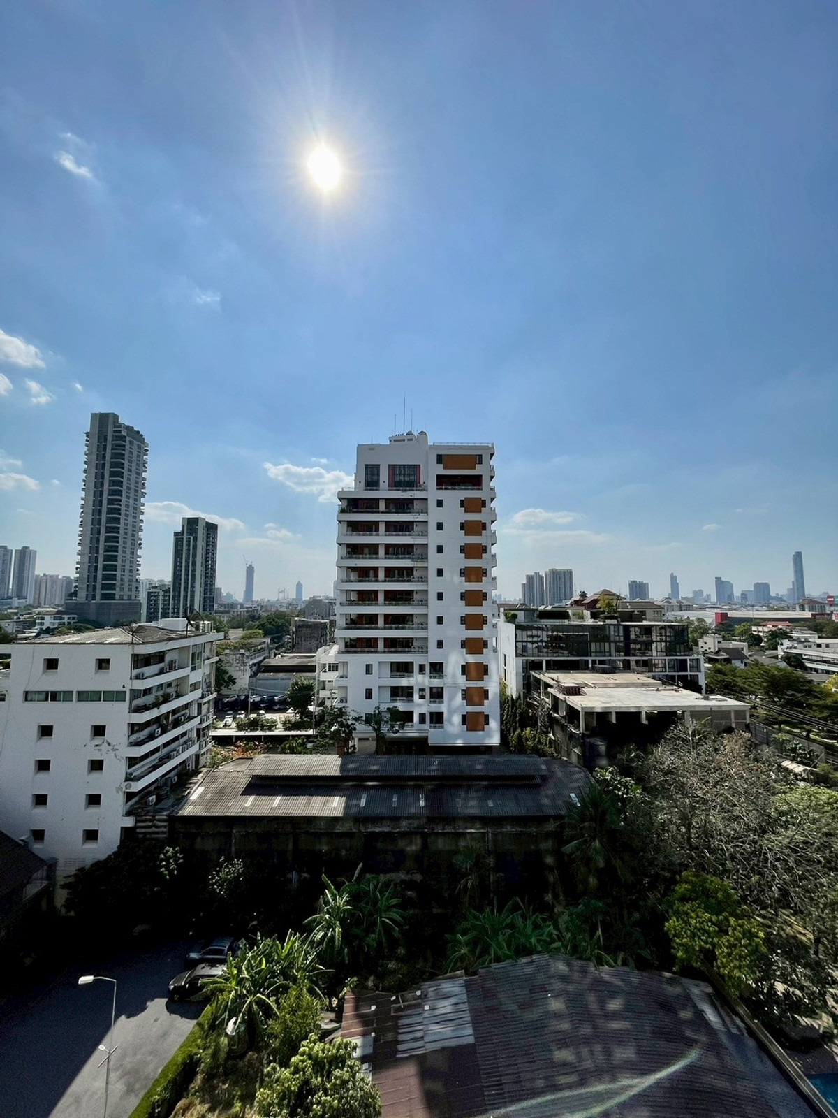 For SaleCondoSathorn, Narathiwat : The Issara Sathorn special price starting at 4.59 million baht* (normal price 6.46 MB*)