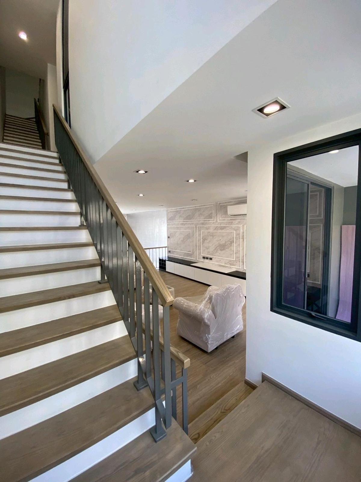 ให้เช่าทาวน์โฮมลาดพร้าว101 แฮปปี้แลนด์ : ทาวน์โฮม 3.5 ชั้น THER Ladprao 93 เปิดใหม่ไม่เคยเข้าอยู่ 3 นอน 4 น้ำ จอดรถ 2 คัน พื้นที่ 223 ตร.ม. โครงการ Private Luxury พร้อมรถรับ–ส่ง 24 ชม. ค่าเช่า 80,000 บ./ด. ติดต่อ ลูกเจี๊ยบ 065-536-5165