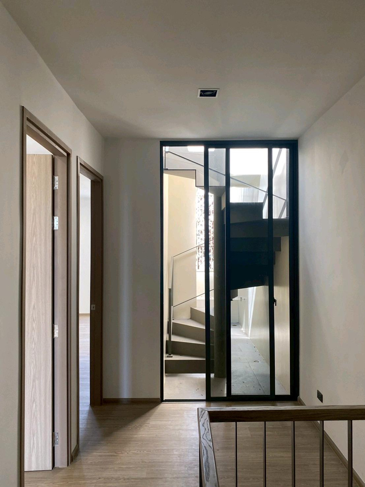 ให้เช่าทาวน์โฮมลาดพร้าว101 แฮปปี้แลนด์ : ทาวน์โฮม 3.5 ชั้น THER Ladprao 93 เปิดใหม่ไม่เคยเข้าอยู่ 3 นอน 4 น้ำ จอดรถ 2 คัน พื้นที่ 223 ตร.ม. โครงการ Private Luxury พร้อมรถรับ–ส่ง 24 ชม. ค่าเช่า 80,000 บ./ด. ติดต่อ ลูกเจี๊ยบ 065-536-5165