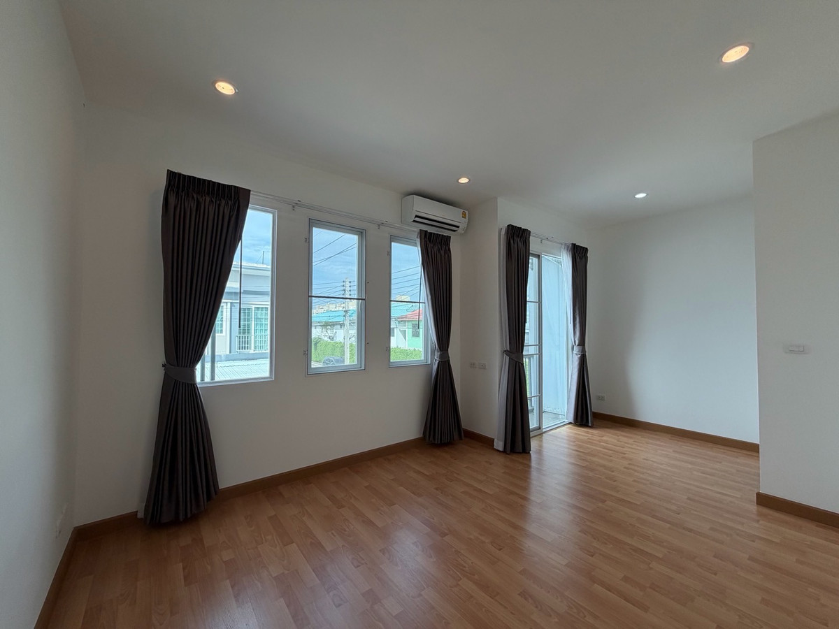 For SaleTownhomePathum Thani,Rangsit, Thammasat : 🏠Townhouse for sale on the edge of Chuan Chuen Town Rangsit-Khlong 1 , 2 floors, 4 bedrooms, near Future Park Rangsit.