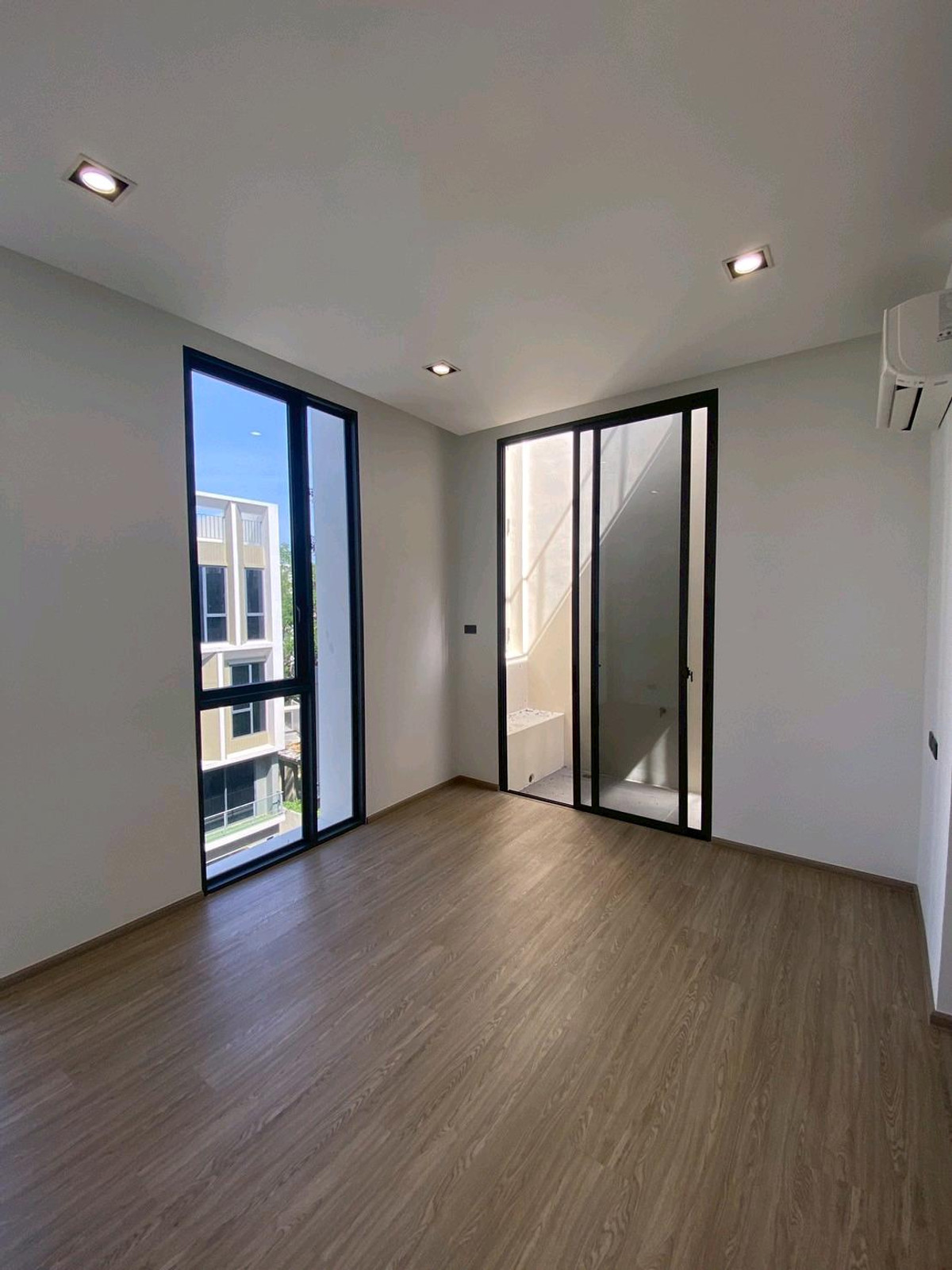 ให้เช่าทาวน์โฮมลาดพร้าว101 แฮปปี้แลนด์ : ทาวน์โฮม 3.5 ชั้น THER Ladprao 93 เปิดใหม่ไม่เคยเข้าอยู่ 3 นอน 4 น้ำ จอดรถ 2 คัน พื้นที่ 223 ตร.ม. โครงการ Private Luxury พร้อมรถรับ–ส่ง 24 ชม. ค่าเช่า 80,000 บ./ด. ติดต่อ ลูกเจี๊ยบ 065-536-5165