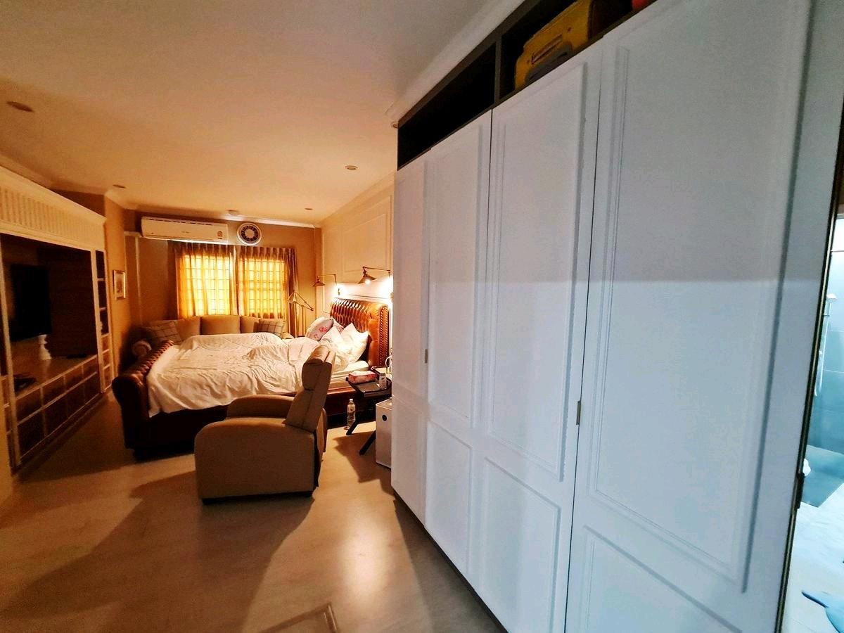 ขายบ้านลาดพร้าว เซ็นทรัลลาดพร้าว : ขายบ้านเดี่ยว ลาดพร้าวซอย 1 ✨️ | 5นอน5น้ำ 300 ตร.ม. ที่จอดรถถึง 4 คัน! ทำเลทองใจกลางเมือง ใกล้ 📍ห้าง Central Ladprao ราคาเพียง 19.9 ล้าน