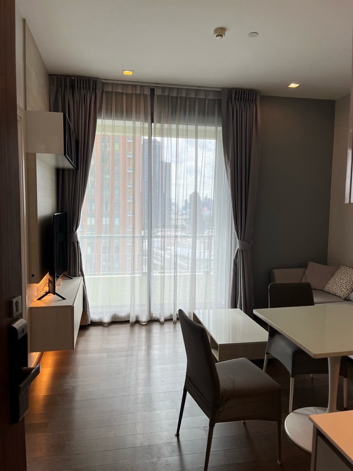 For RentCondoRama9, Petchburi, RCA : For Rent!! Q Asoke Rent Price!! 28,000฿ per month❤️‍🔥1 Bedroom size 38 sq.m.Contract Aomam (agent) Tel./Line id : 0955871692 WhatsApp : +66 95 587 1692