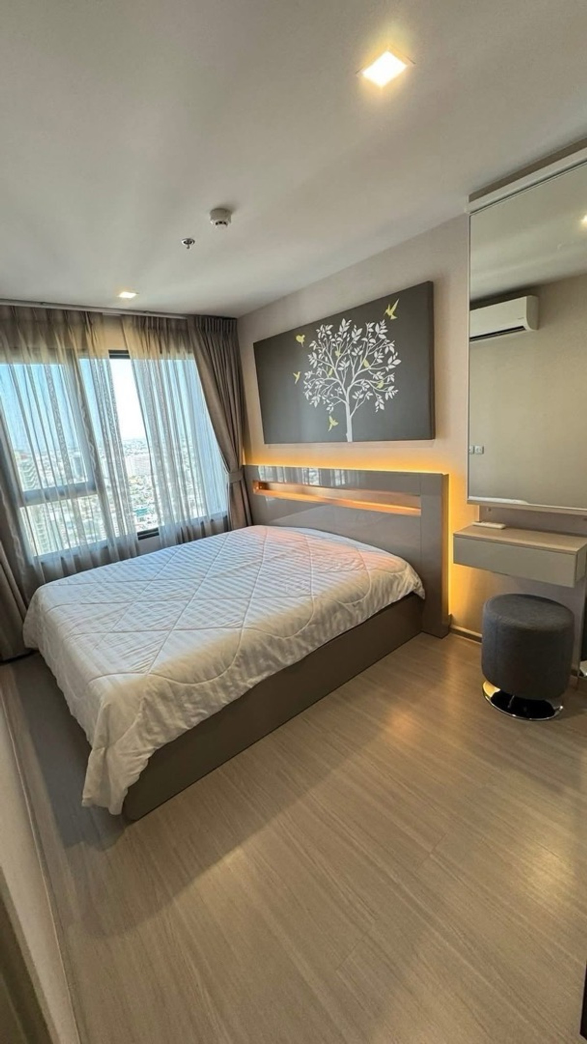 ให้เช่าคอนโดลาดพร้าว เซ็นทรัลลาดพร้าว : ให้เช่า คอนโด Life Ladprao ขนาดห้อง : 35 ตร.ม ชั้น : 38 ตึก/อาคาร : A ราคา : 24,000 บาทสถานที่ใกล้เคียง : ติด bts สถานีห้าแยกลาดพร้าว
