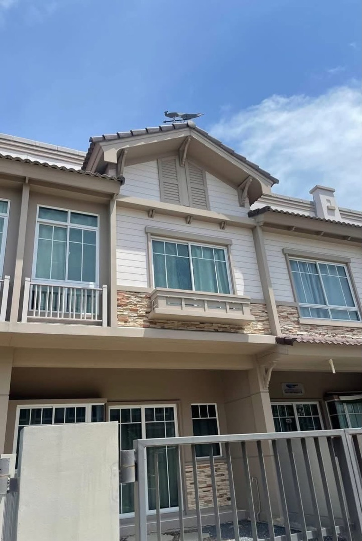 ให้เช่าทาวน์โฮมสมุทรปราการ สำโรง : ให้เช่าทาวน์โฮม 🏡หมู่บ้านอินดี้2 ศรีนครินทร์ 
📍ซอยทรัพย์บุญชัย28 ✅เฟอร์ครบ
20,000/เดือน✅