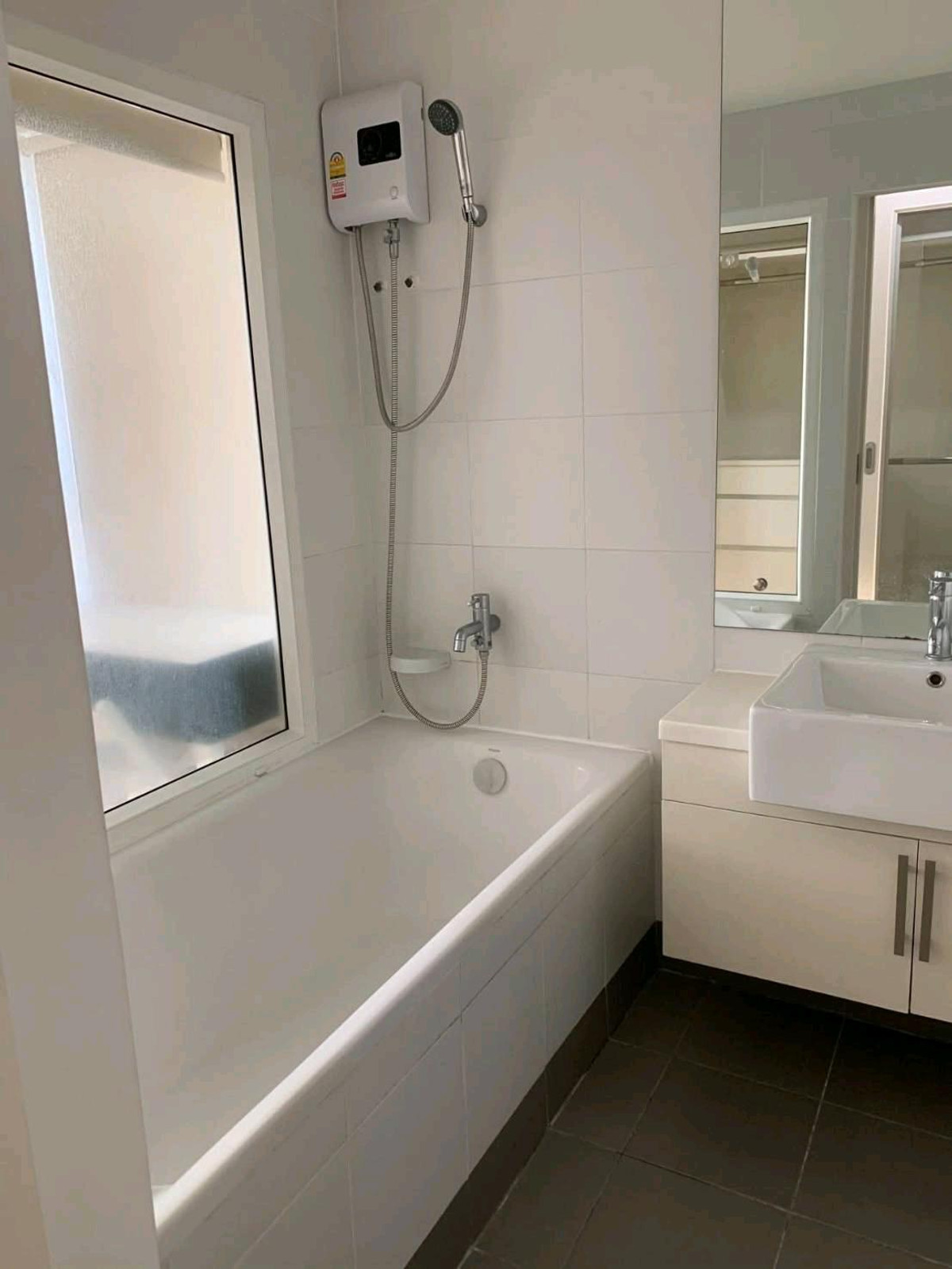 For RentCondoRatchadapisek, Huaikwang, Suttisan : 🍃💫 Low-rise condo, peaceful atmosphere, private, potential location, near Ratchada-Rama 9 job areas, available rooms ready to move in.