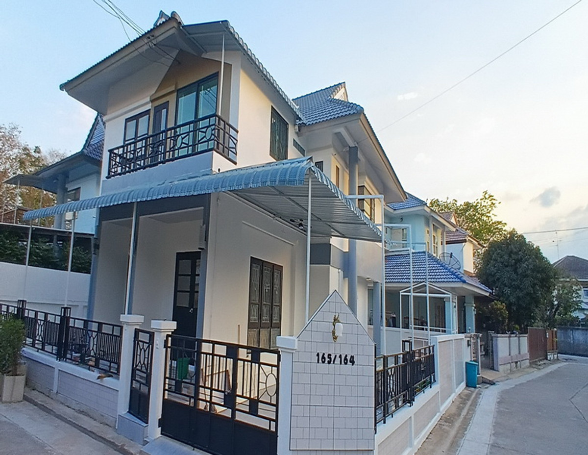 For SaleHouseChaengwatana, Muangthong : Large 5 bedroom corner detached house for sale, Sinbodi, Chaiyaphruek Road, Pak Kret. Or go out to Ratchaphruek Road near Pak Kret Market, Pak Kret Intersection, cross Rama IV Bridge to Chaiyaphruek Road.