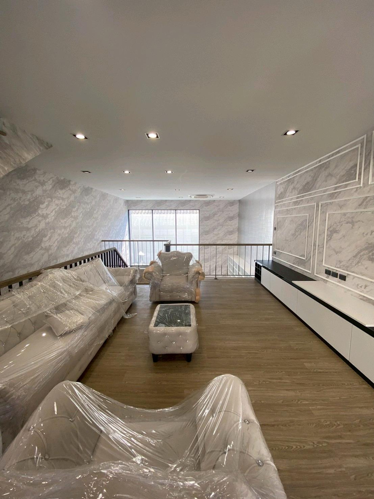 ให้เช่าทาวน์โฮมลาดพร้าว101 แฮปปี้แลนด์ : ทาวน์โฮม 3.5 ชั้น THER Ladprao 93 เปิดใหม่ไม่เคยเข้าอยู่ 3 นอน 4 น้ำ จอดรถ 2 คัน พื้นที่ 223 ตร.ม. โครงการ Private Luxury พร้อมรถรับ–ส่ง 24 ชม. ค่าเช่า 80,000 บ./ด. ติดต่อ ลูกเจี๊ยบ 065-536-5165