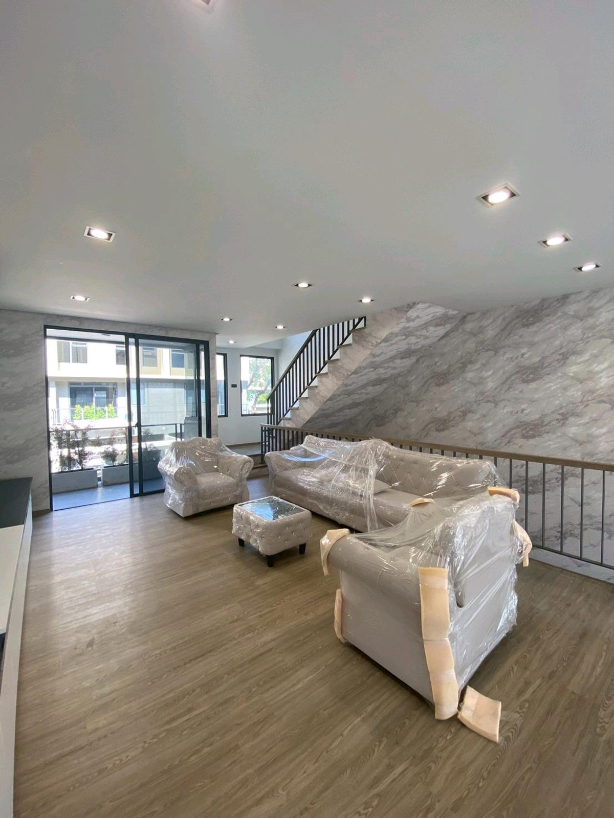 ให้เช่าทาวน์โฮมลาดพร้าว101 แฮปปี้แลนด์ : ทาวน์โฮม 3.5 ชั้น THER Ladprao 93 เปิดใหม่ไม่เคยเข้าอยู่ 3 นอน 4 น้ำ จอดรถ 2 คัน พื้นที่ 223 ตร.ม. โครงการ Private Luxury พร้อมรถรับ–ส่ง 24 ชม. ค่าเช่า 80,000 บ./ด. ติดต่อ ลูกเจี๊ยบ 065-536-5165