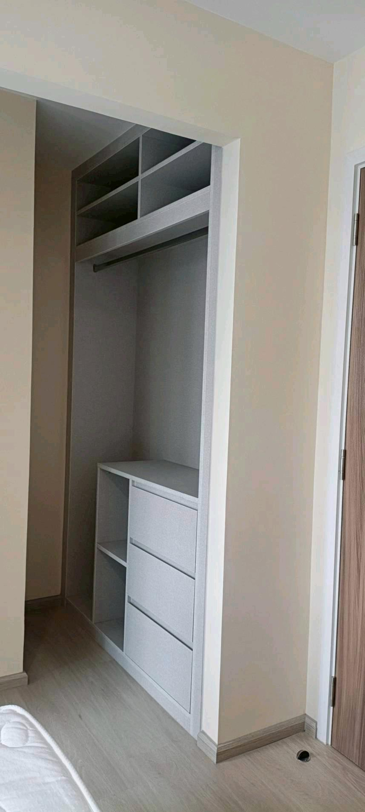 For RentCondoRatchadapisek, Huaikwang, Suttisan : 🍃💫 Low-rise condo, peaceful atmosphere, private, potential location, near Ratchada-Rama 9 job areas, available rooms ready to move in.