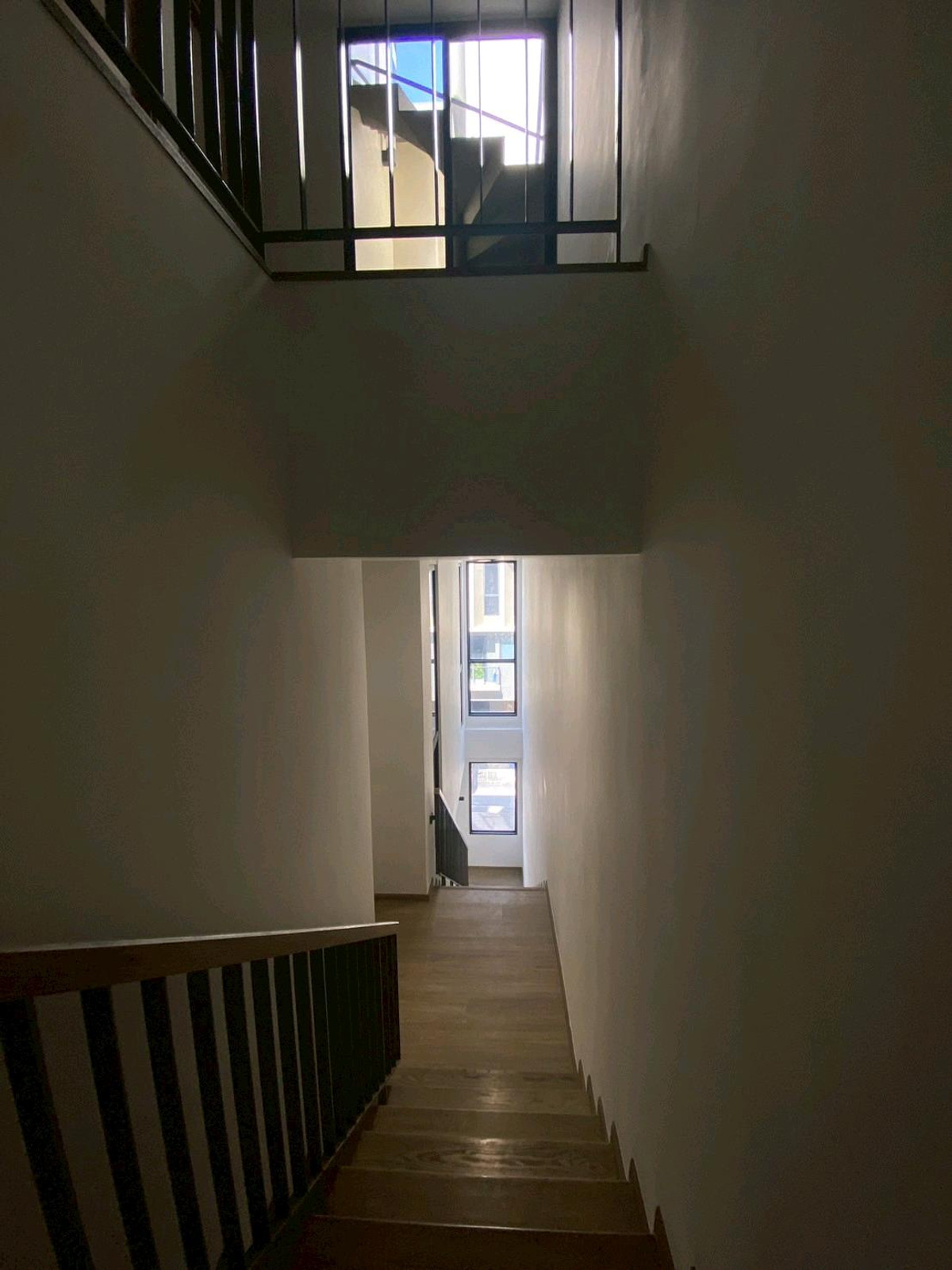 ให้เช่าทาวน์โฮมลาดพร้าว101 แฮปปี้แลนด์ : ทาวน์โฮม 3.5 ชั้น THER Ladprao 93 เปิดใหม่ไม่เคยเข้าอยู่ 3 นอน 4 น้ำ จอดรถ 2 คัน พื้นที่ 223 ตร.ม. โครงการ Private Luxury พร้อมรถรับ–ส่ง 24 ชม. ค่าเช่า 80,000 บ./ด. ติดต่อ ลูกเจี๊ยบ 065-536-5165