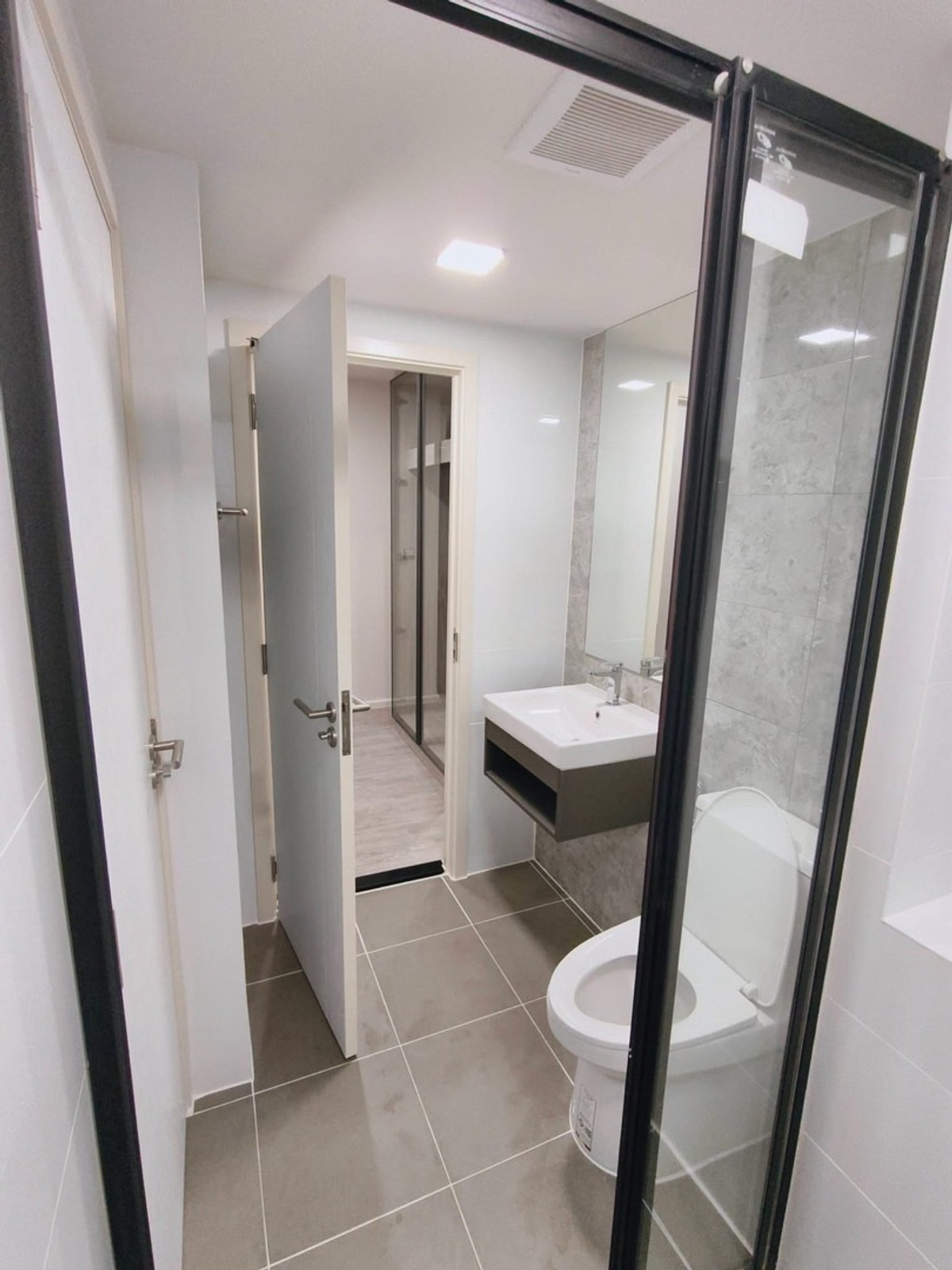 ให้เช่าคอนโดบางนา แบริ่ง ลาซาล : ห้องใหม่ไม่เคยผ่านผู้เช่า ให้เช่า คอนโด Atmoz Tropicana Bangna (แอทโมซ ทรอปิคาน่า บางนา) ขนาดห้อง : 26ตร.ม ชั้น : 6 ตึก/อาคาร : A ราคา : 10,000 บาท สถานที่ใกล้เคียง : รถไฟฟ้าสายสีเหลือง