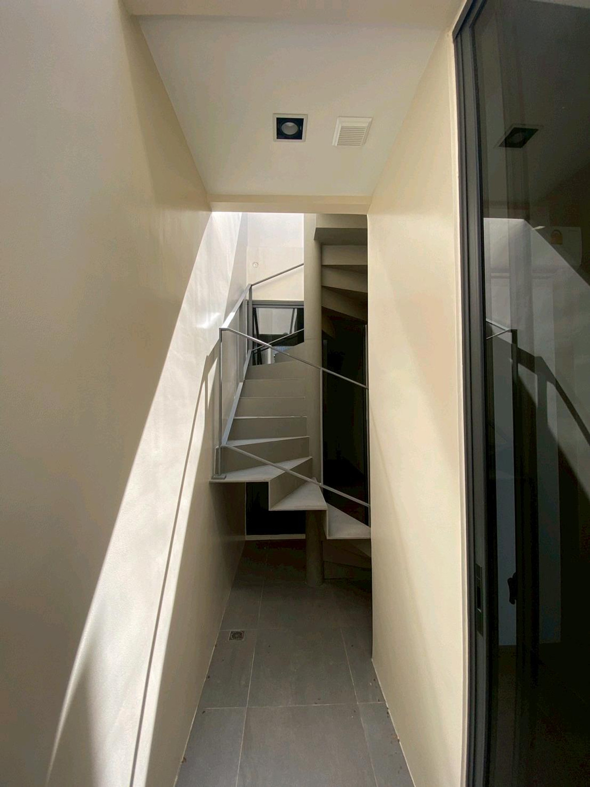 ให้เช่าทาวน์โฮมลาดพร้าว101 แฮปปี้แลนด์ : ทาวน์โฮม 3.5 ชั้น THER Ladprao 93 เปิดใหม่ไม่เคยเข้าอยู่ 3 นอน 4 น้ำ จอดรถ 2 คัน พื้นที่ 223 ตร.ม. โครงการ Private Luxury พร้อมรถรับ–ส่ง 24 ชม. ค่าเช่า 80,000 บ./ด. ติดต่อ ลูกเจี๊ยบ 065-536-5165