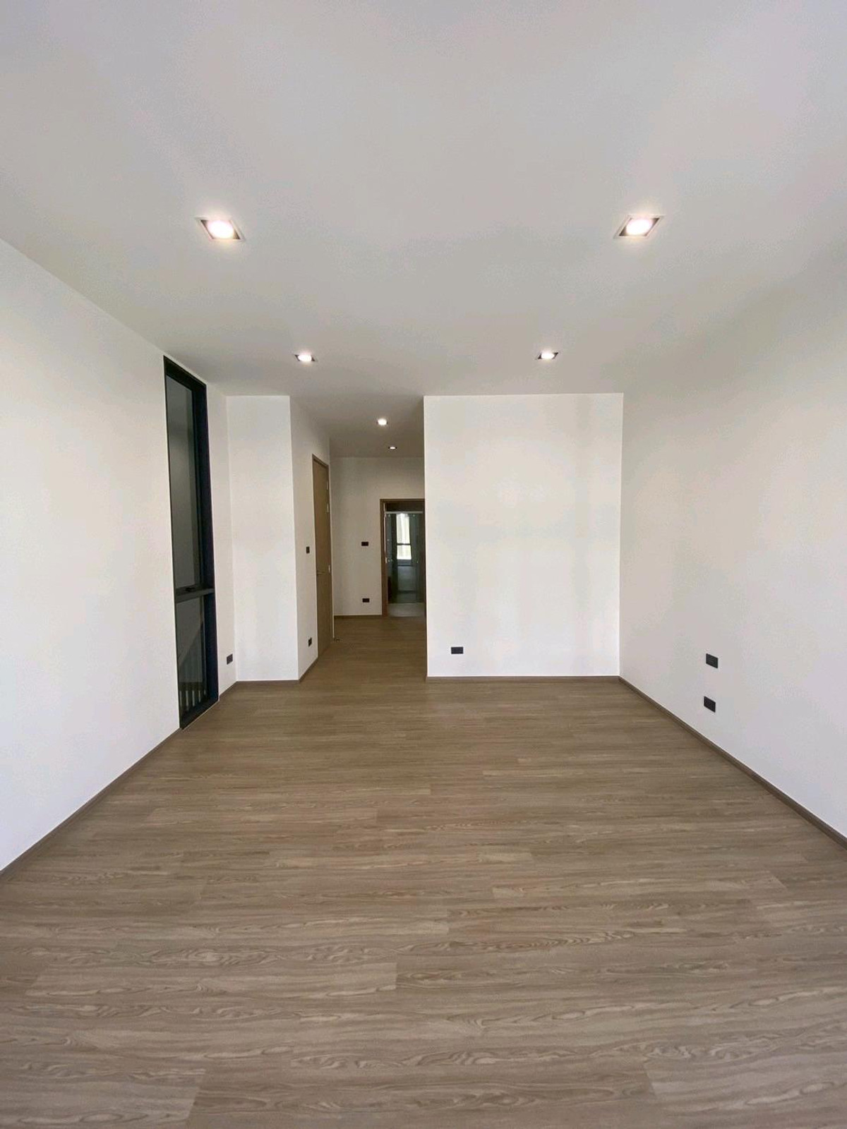 ให้เช่าทาวน์โฮมลาดพร้าว101 แฮปปี้แลนด์ : ทาวน์โฮม 3.5 ชั้น THER Ladprao 93 เปิดใหม่ไม่เคยเข้าอยู่ 3 นอน 4 น้ำ จอดรถ 2 คัน พื้นที่ 223 ตร.ม. โครงการ Private Luxury พร้อมรถรับ–ส่ง 24 ชม. ค่าเช่า 80,000 บ./ด. ติดต่อ ลูกเจี๊ยบ 065-536-5165