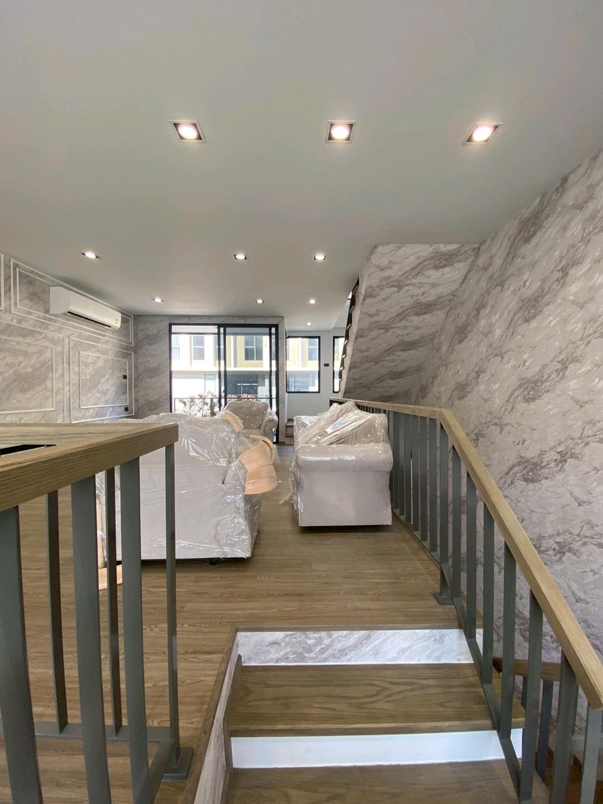 ให้เช่าทาวน์โฮมลาดพร้าว101 แฮปปี้แลนด์ : ทาวน์โฮม 3.5 ชั้น THER Ladprao 93 เปิดใหม่ไม่เคยเข้าอยู่ 3 นอน 4 น้ำ จอดรถ 2 คัน พื้นที่ 223 ตร.ม. โครงการ Private Luxury พร้อมรถรับ–ส่ง 24 ชม. ค่าเช่า 80,000 บ./ด. ติดต่อ ลูกเจี๊ยบ 065-536-5165